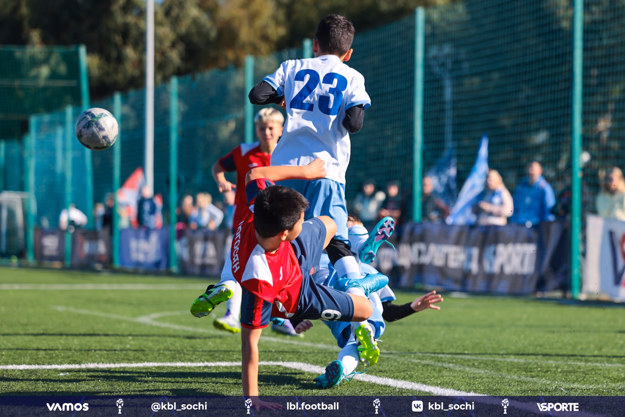 Столкновение футболистов во время матча