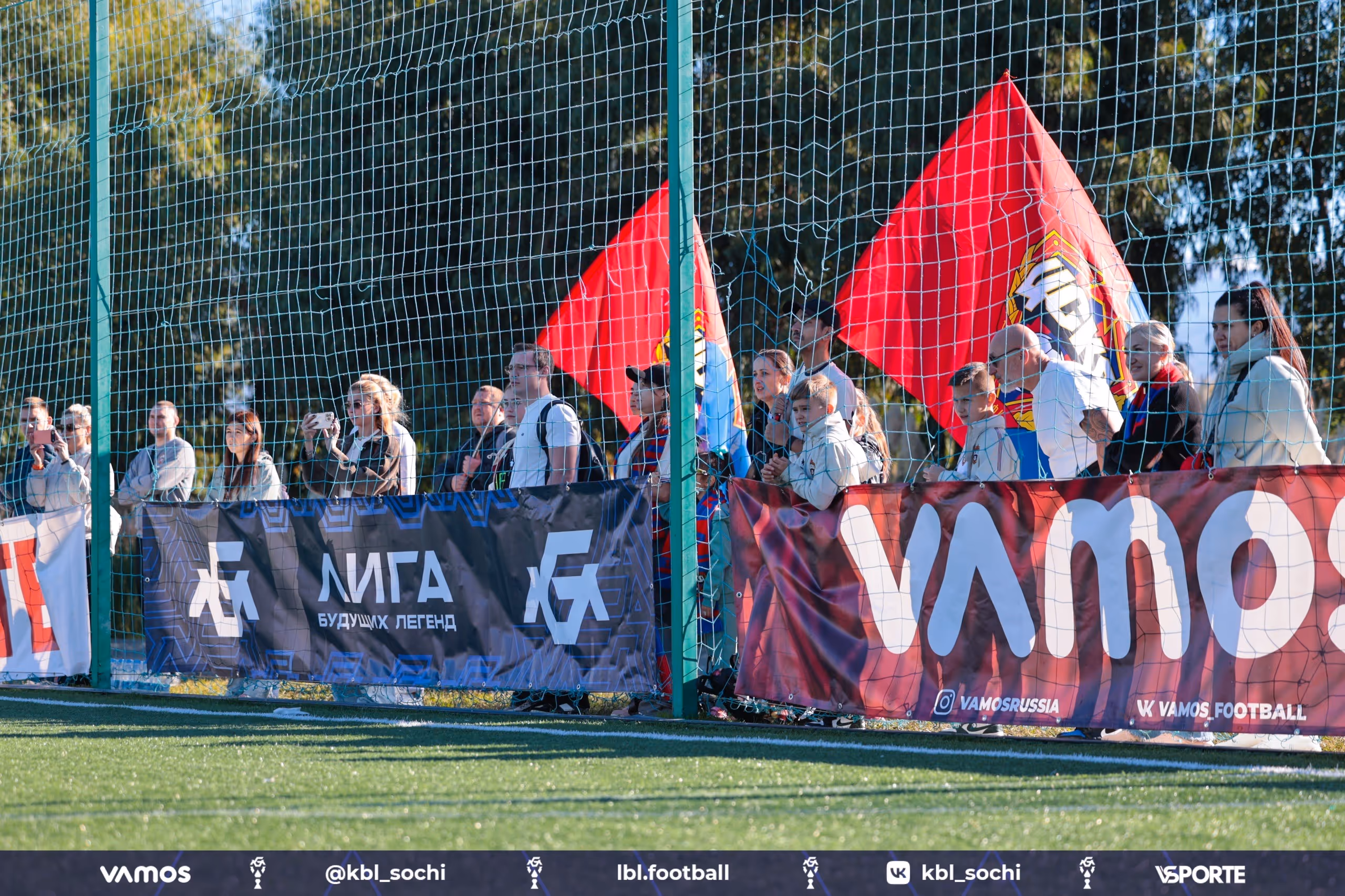 Болельщики на детском турнире по футболу