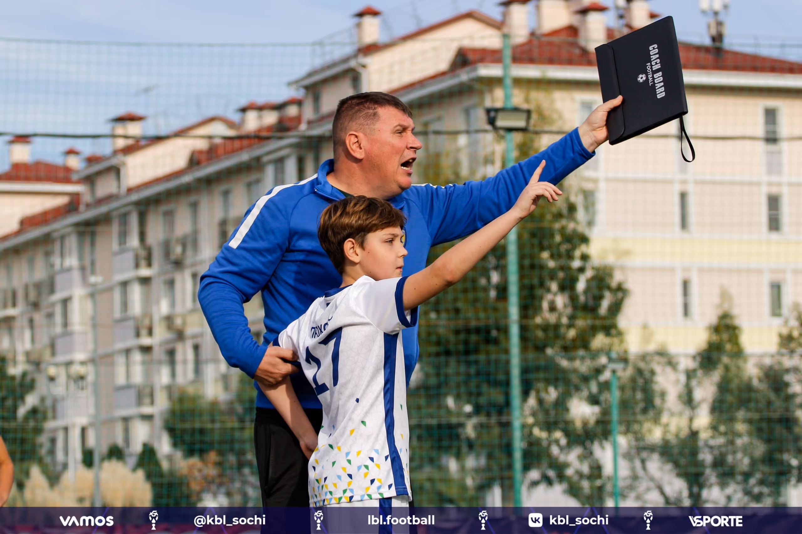 Тренер дает указания команде во время матча