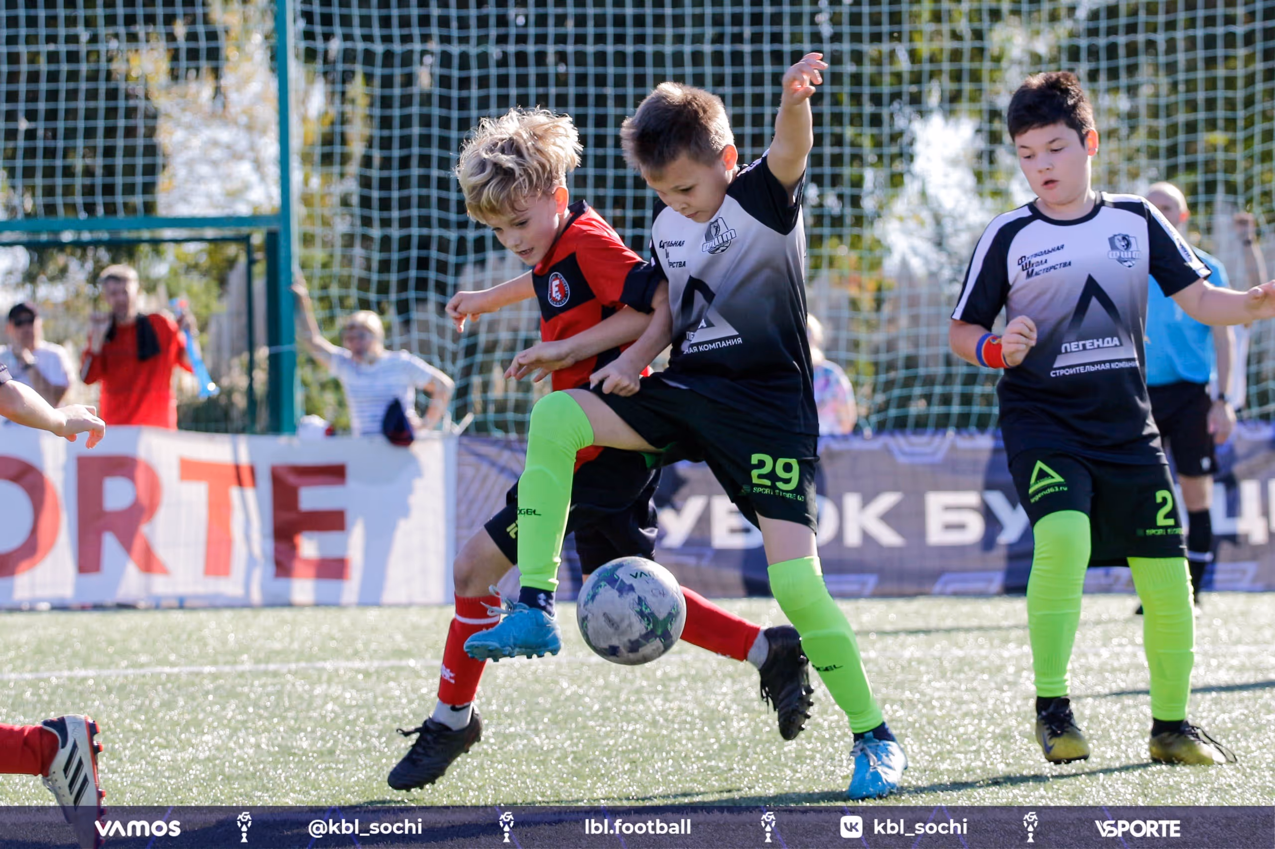 Игра в футбол на спортивной базе