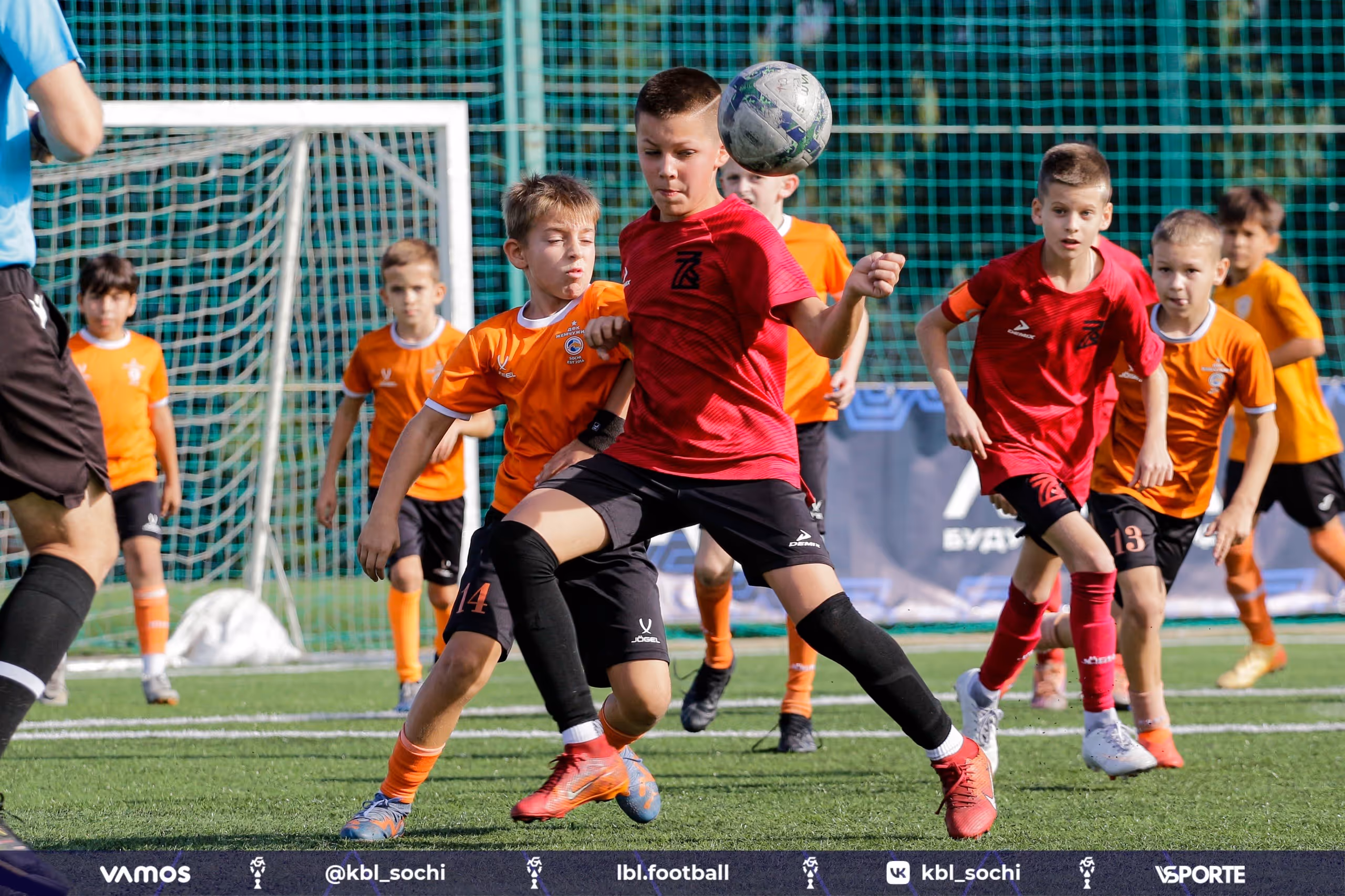 Футбольный матч в детском лагере