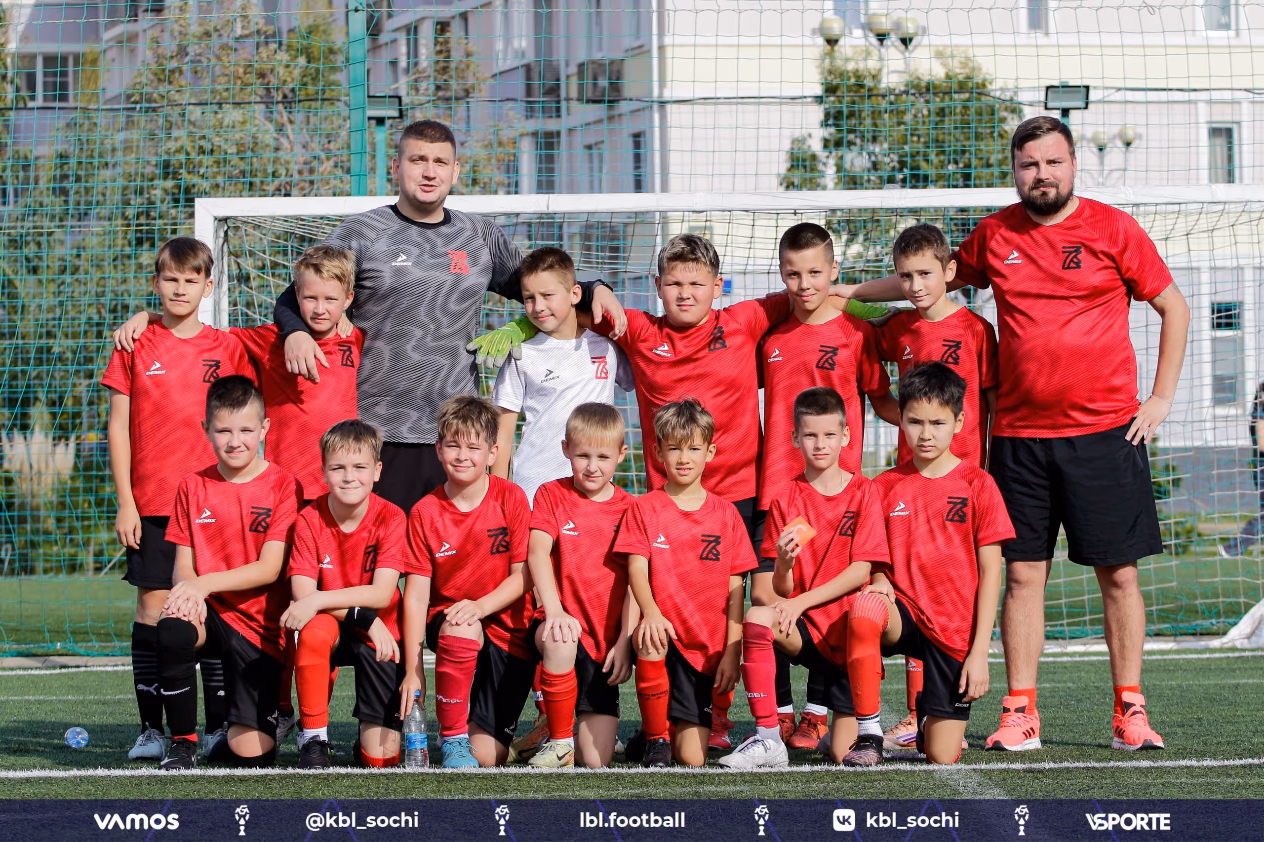 Детская команда в футбольном лагере на море