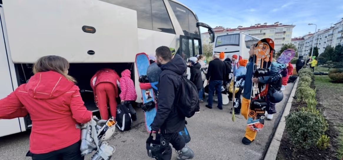 Сноубордисты грузятся в автобус