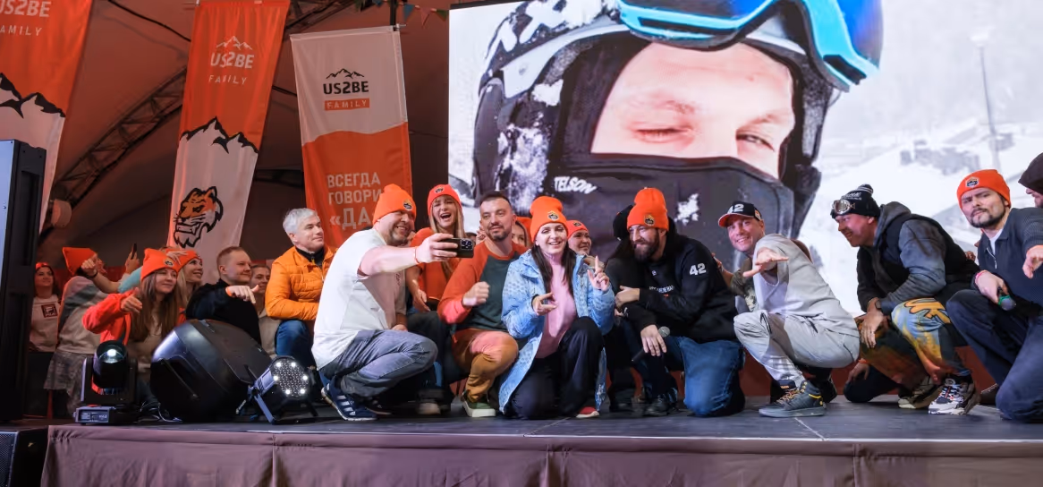 Участники кэмпа на сцене