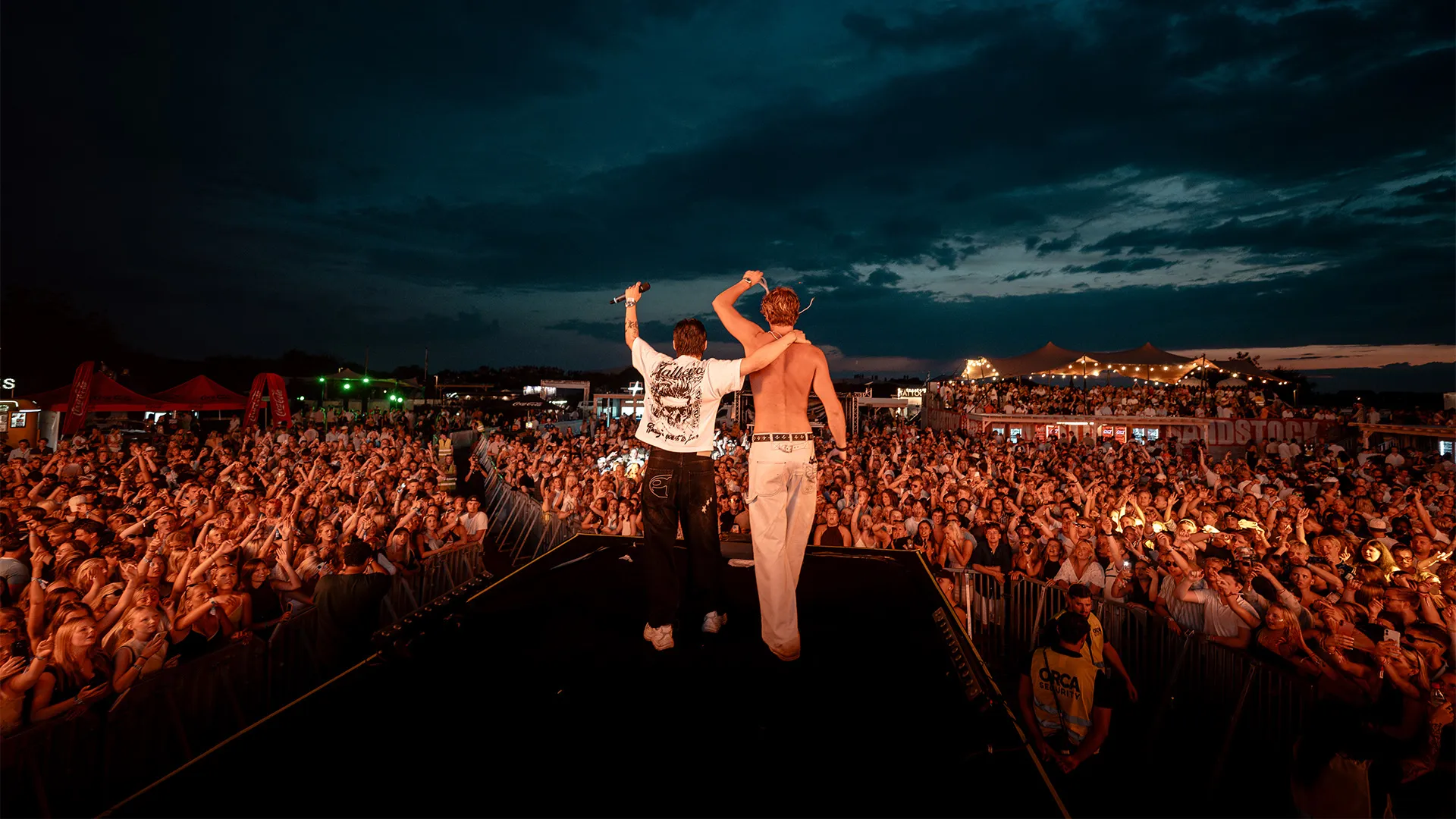 Artister på Sandstock Festival, uppträder på scen.