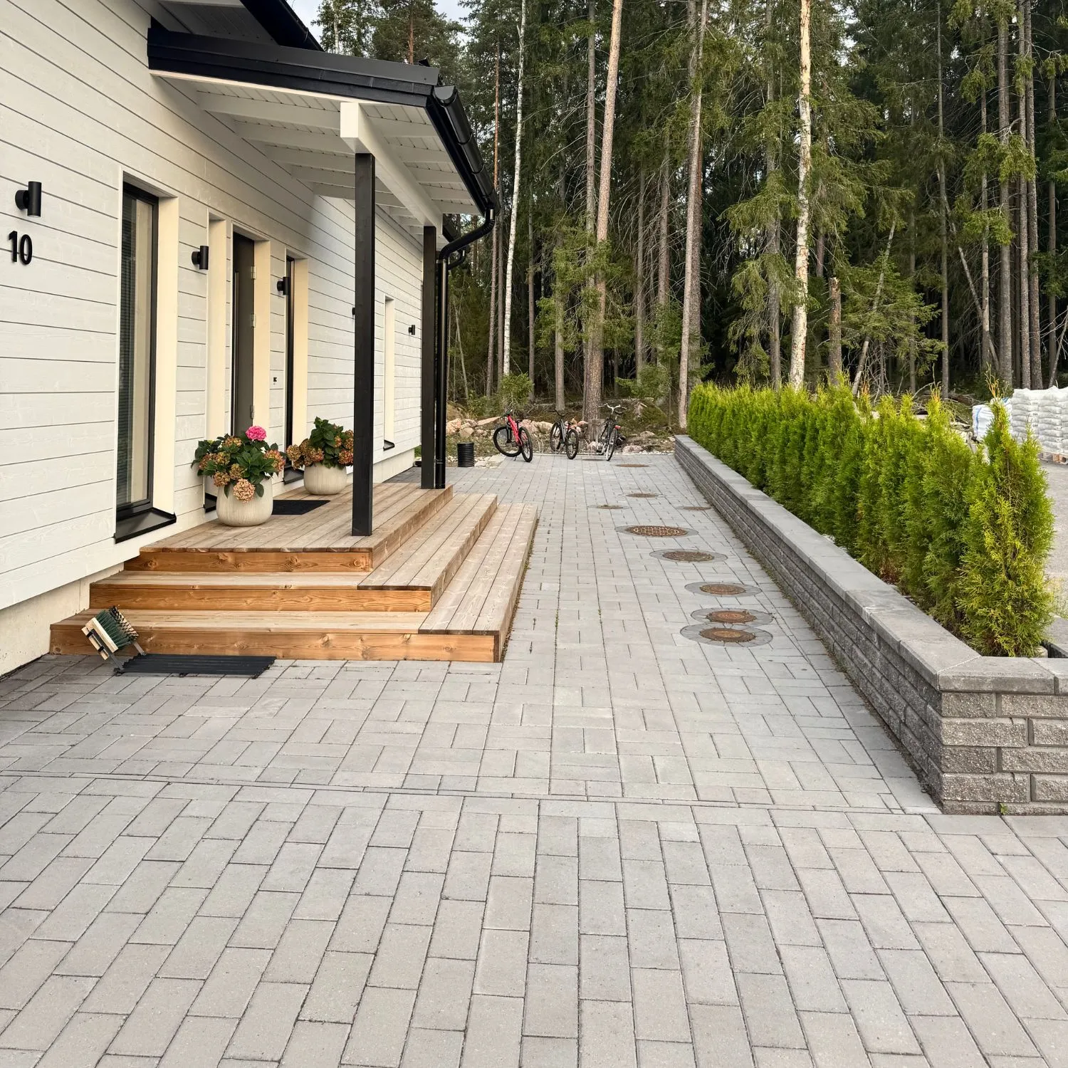 HB-Betonin Harmaita Torikiviä ladottuna pihatielle 