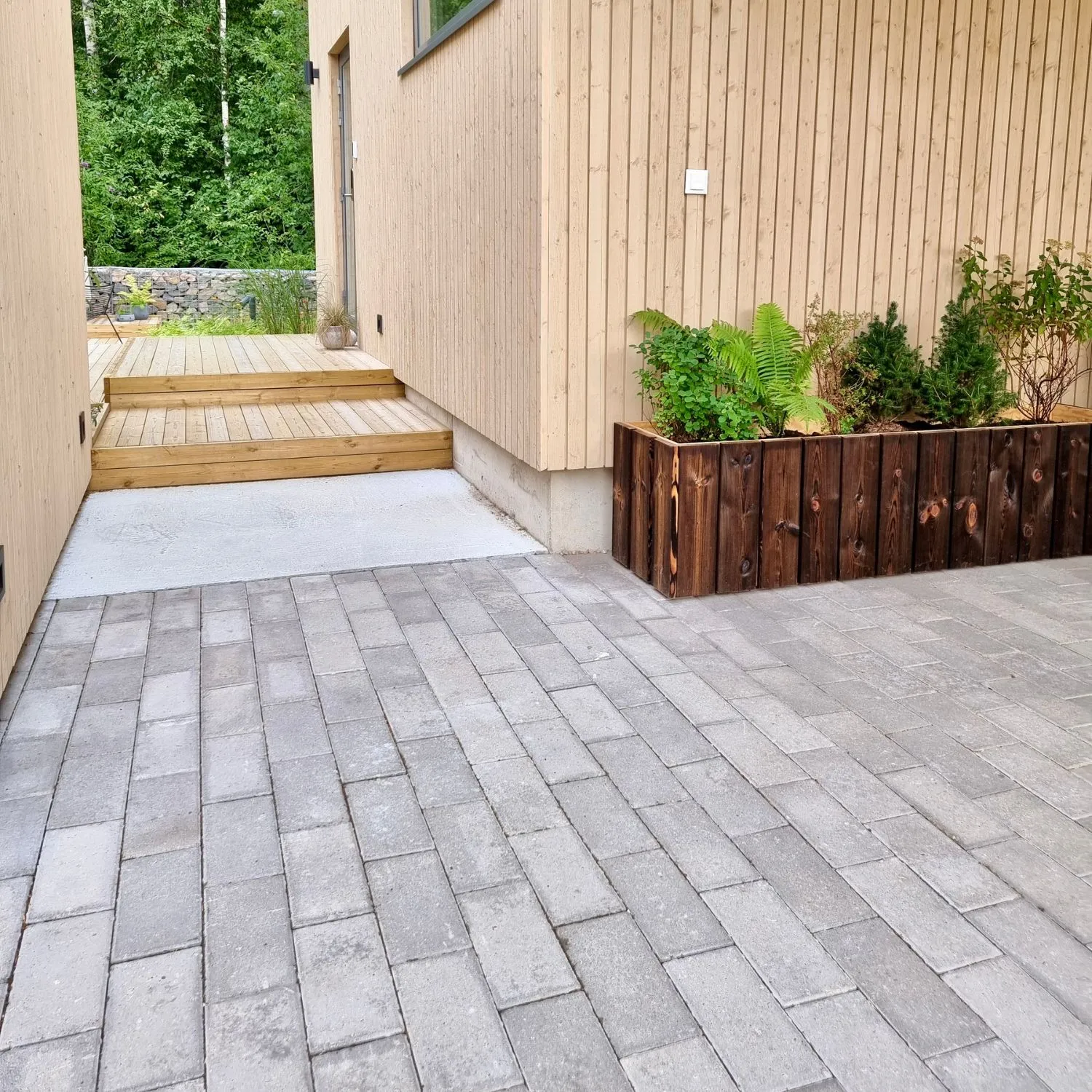 HB-Betonin Harmaita Torikiviä ladottuna talon pihalle