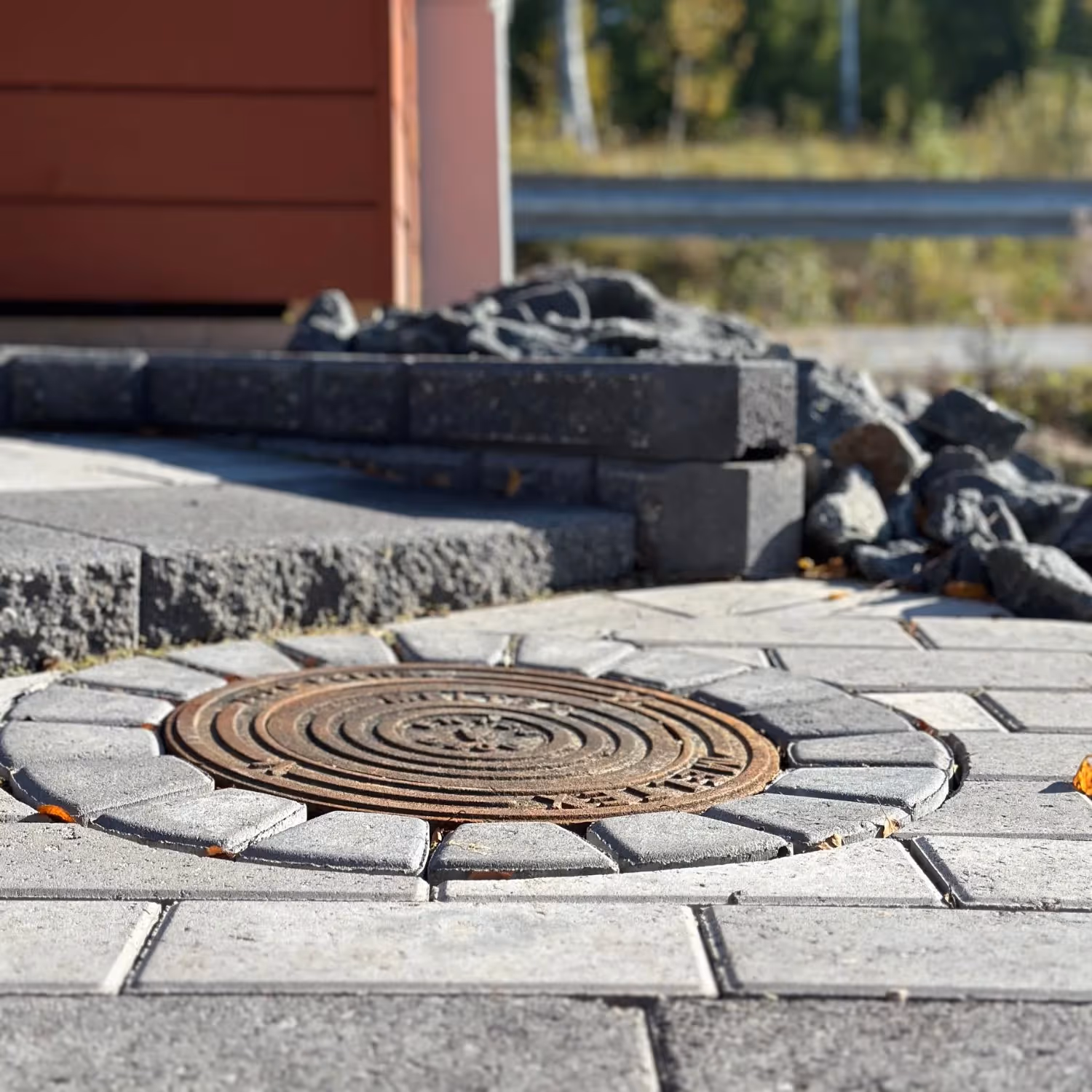 HB-Betonin Perinnekivi kaarre 60mm ladottuna pihatielle kaivoin ympärille