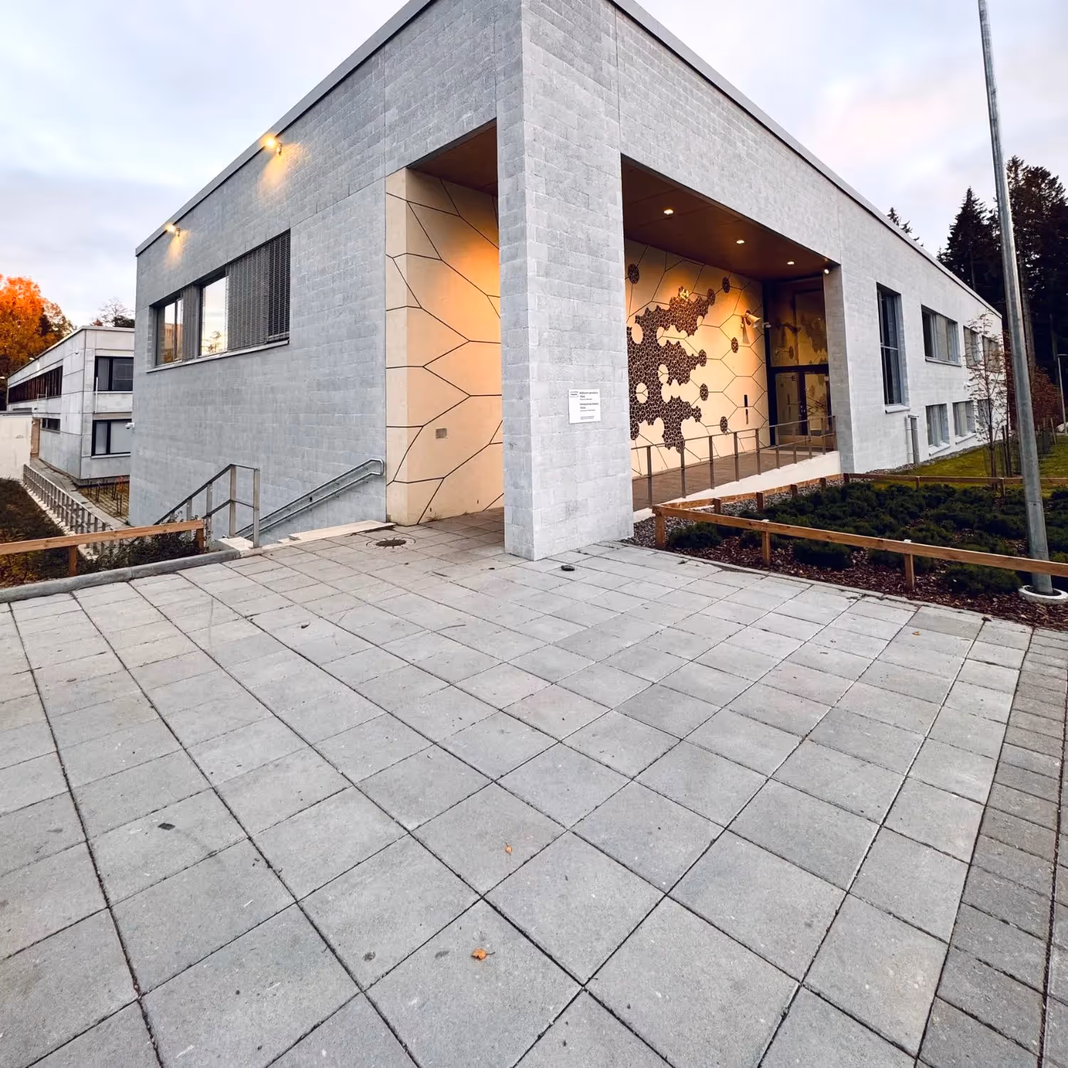 HB-Betonin harmaat betonilaatat ladottuna pihaan