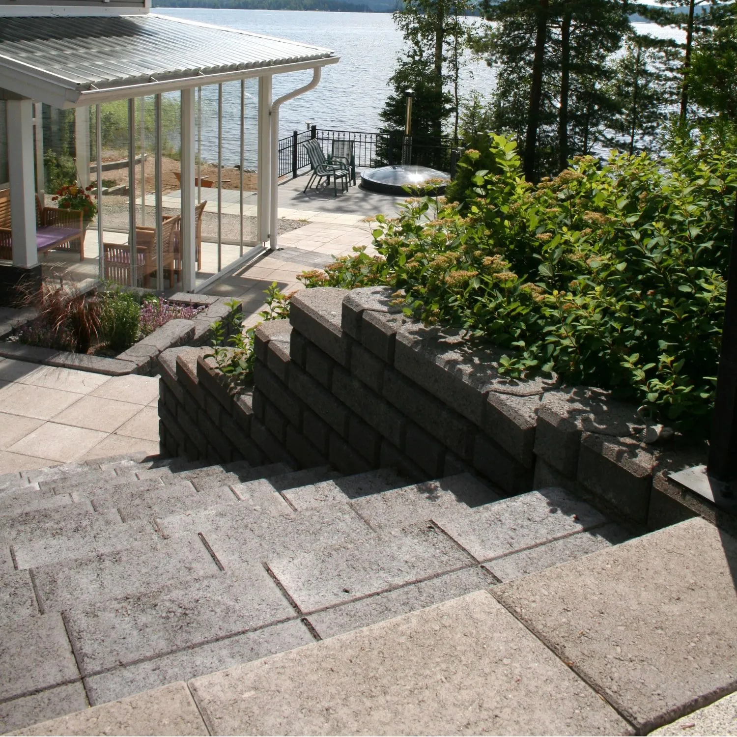 HB-Betonin Mustat Porraslaatat pihalla portaiksi ladottuna