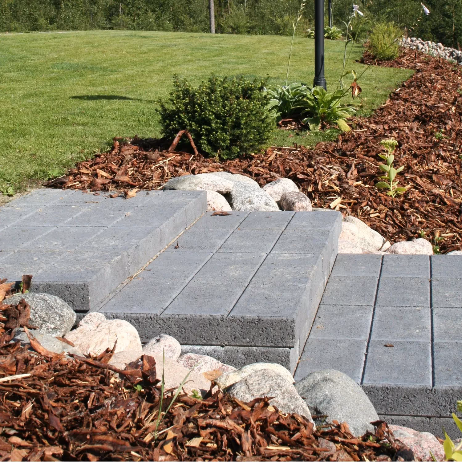 HB-Betonin Harmaat Porraslaatat pihalla portaiksi ladottuna