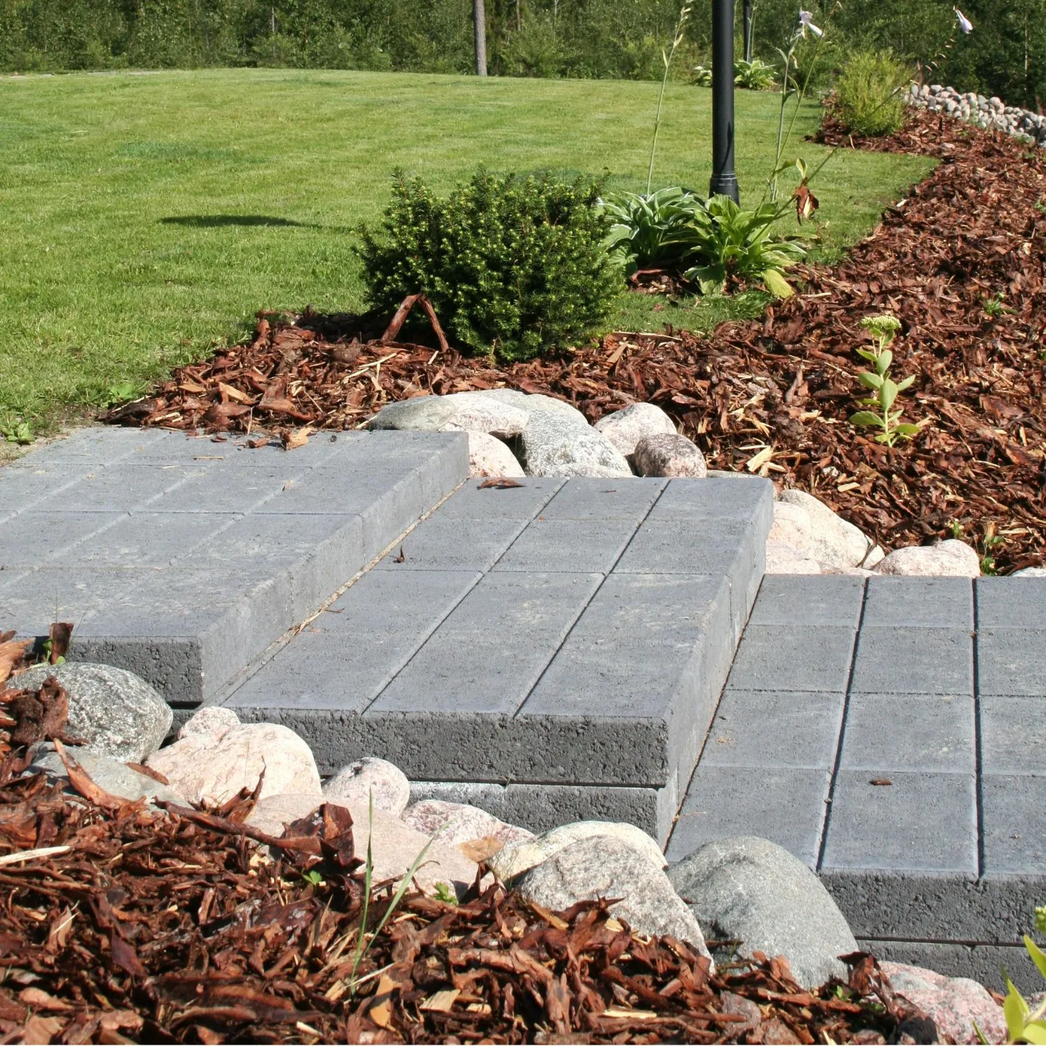 HB-Betonin Harmaat Porraslaatat pihalla portaiksi ladottuna