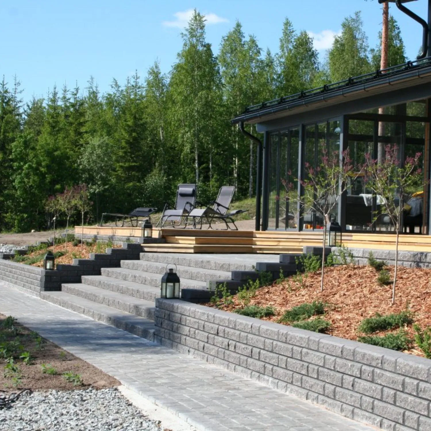 HB-Betonin Vallikivistä, Porraskivistä ja Torikivistä tehty piha-alue