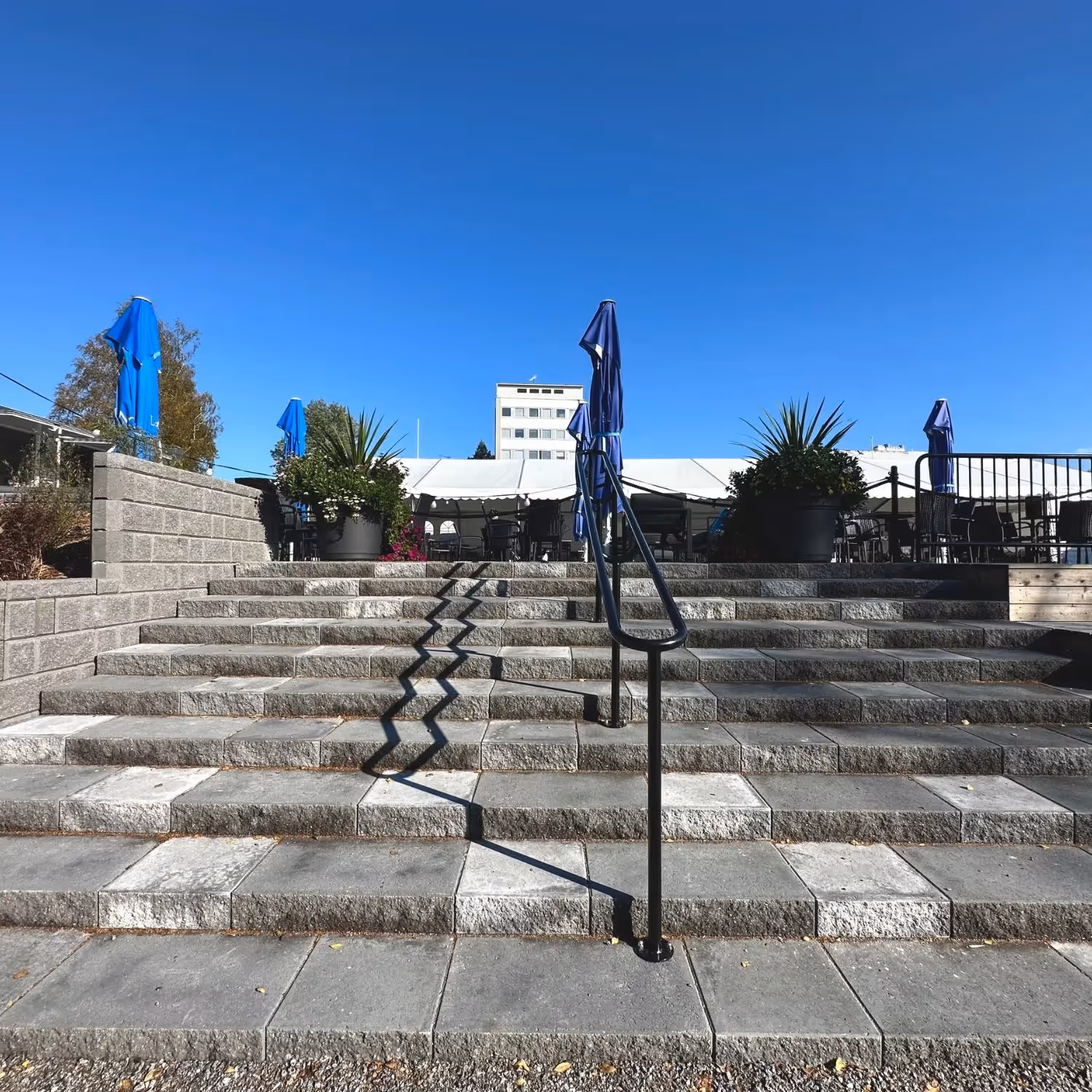 HB-Betonin Porraskivet Mustat ladottuna ulkoportaiksi