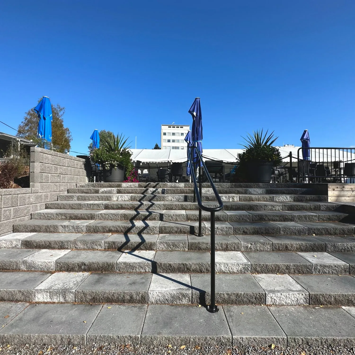 HB-Betonin Porraskivet Mustat ladottuna ulkoportaiksi