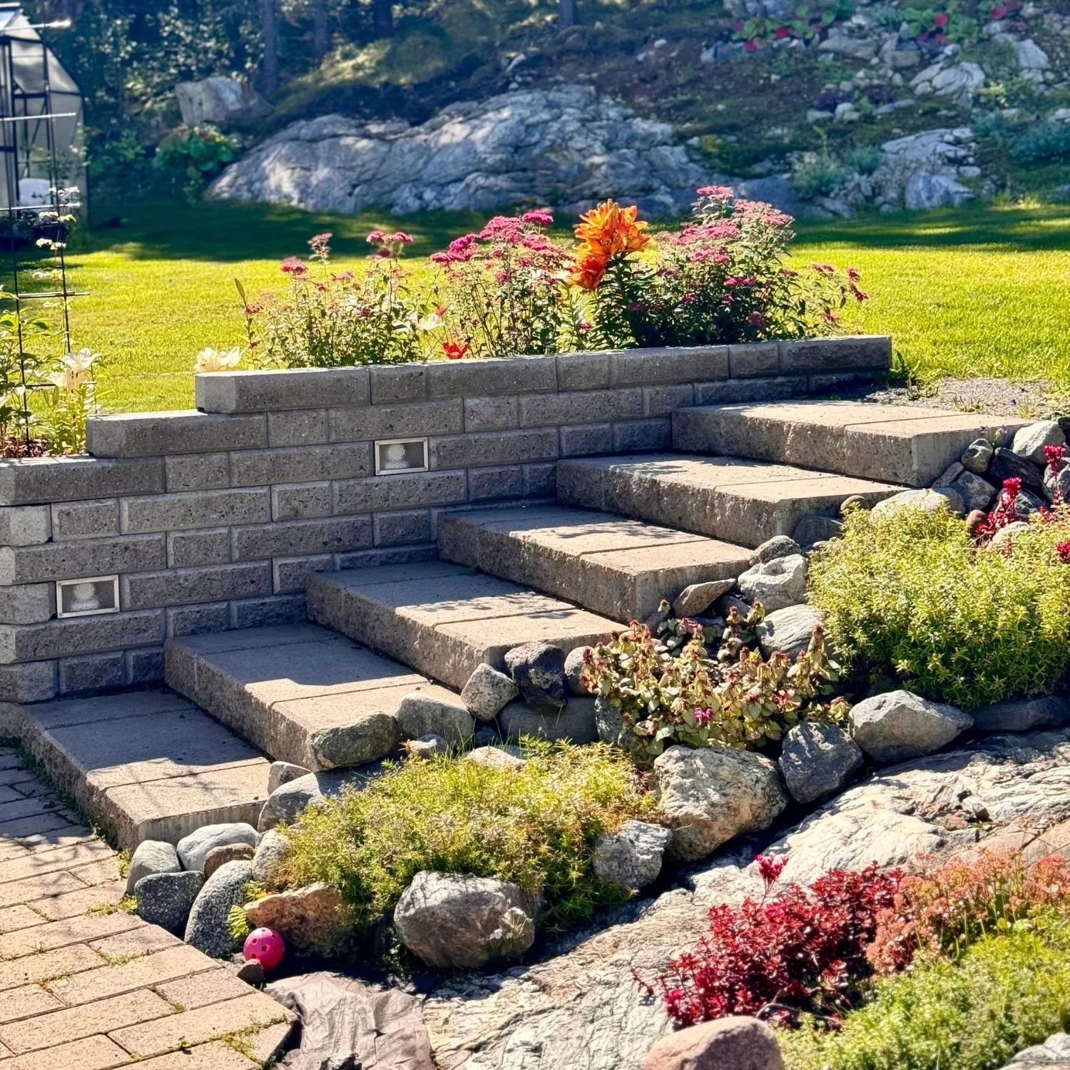 HB-Betonin Porraskivet ladottuna pihalle portaiksi