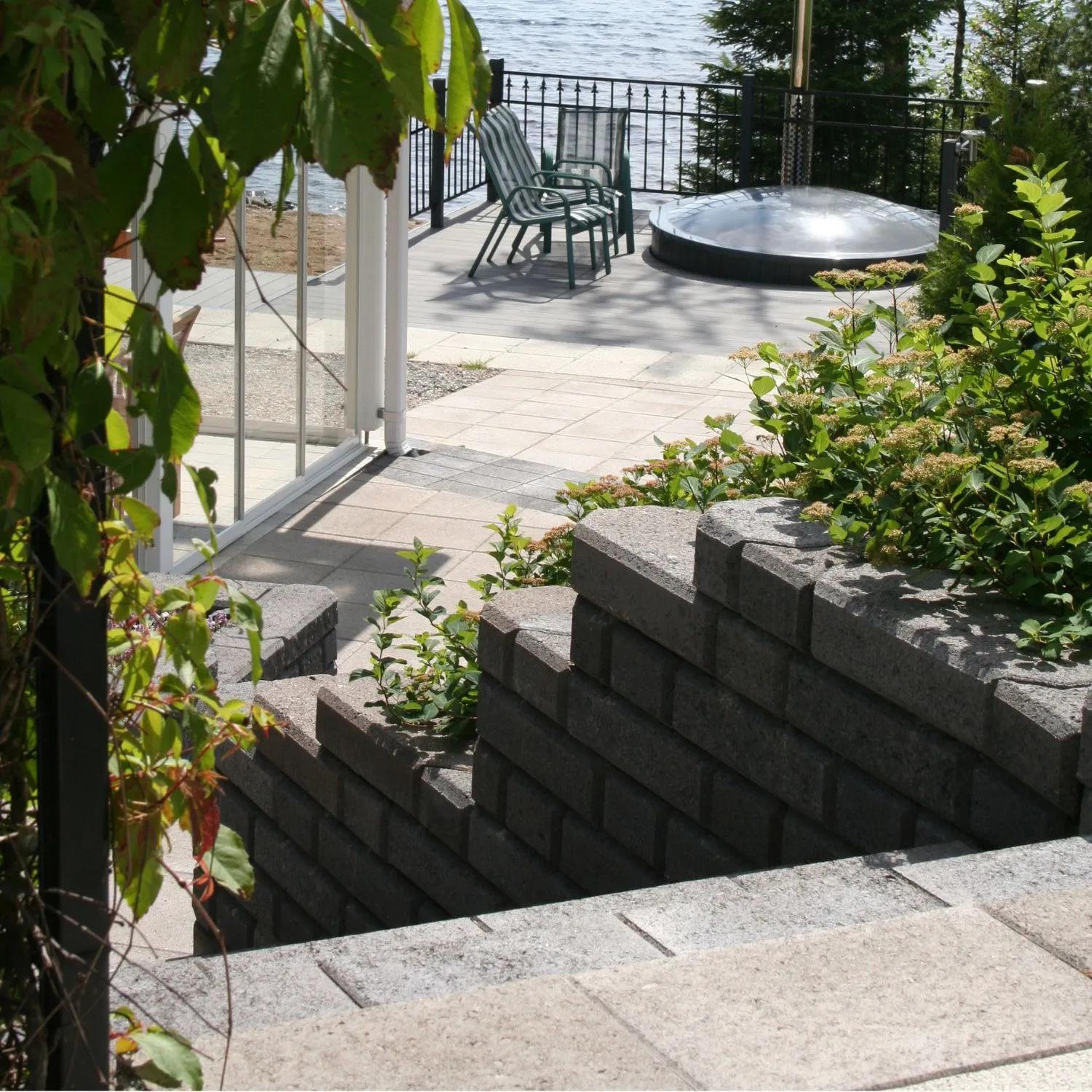 HB-Betonin betonisesta sileästä mustasta Vallikivestä valmistettu muuri ulkoportailla