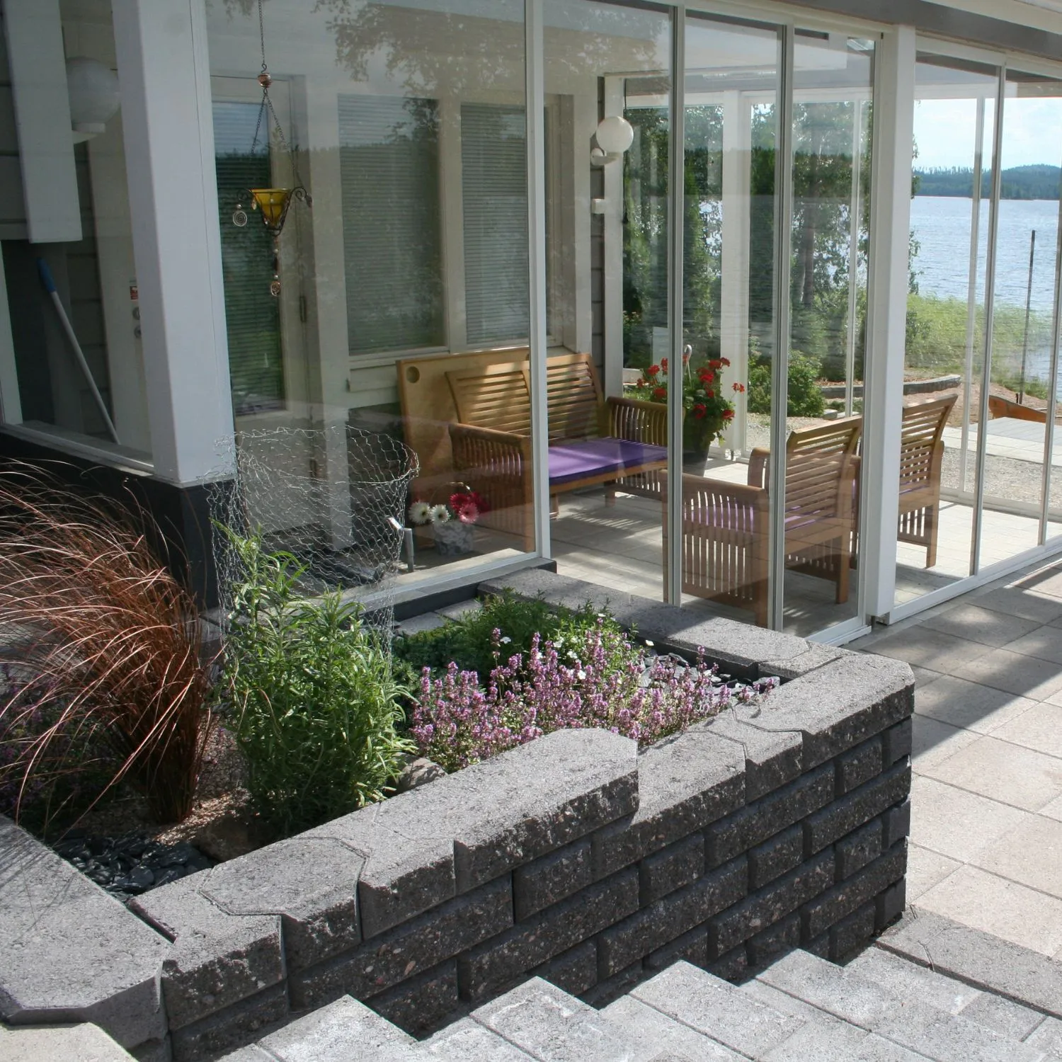 HB-Betonin betonisesta lohkopintaisesta mustasta Vallikivestä valmistettu muuri ulkoportailla