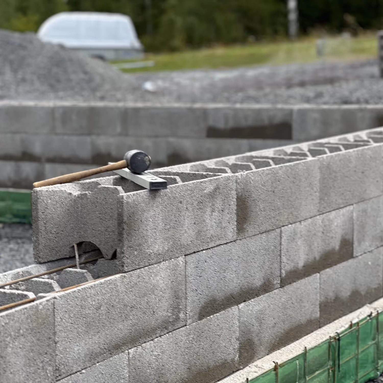 HB-Betonin betoninen Valuharkot ladottuna seinäksi rakennustyömaalla