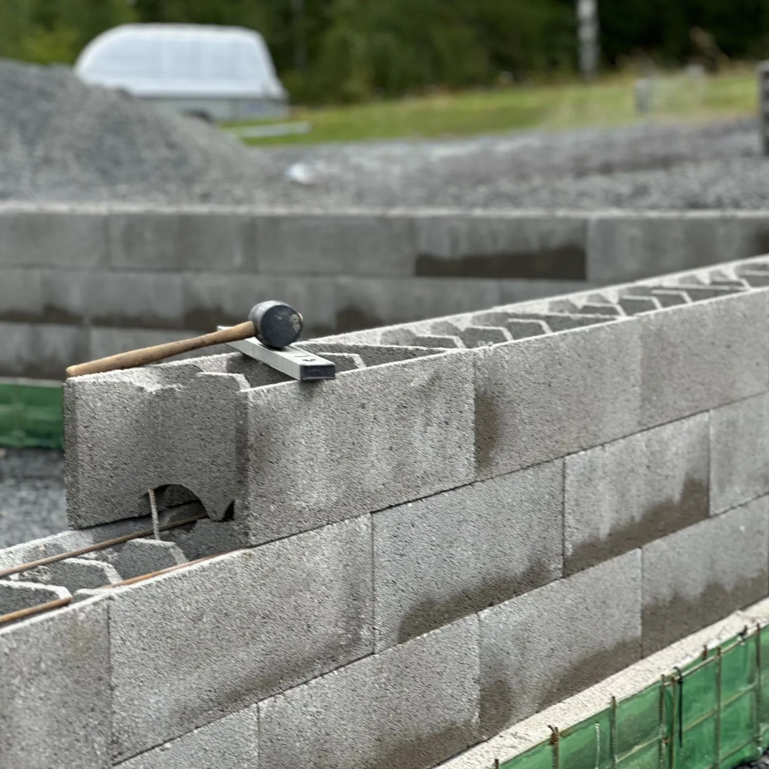 HB-Betonin betoninen Valuharkot ladottuna seinäksi rakennustyömaalla