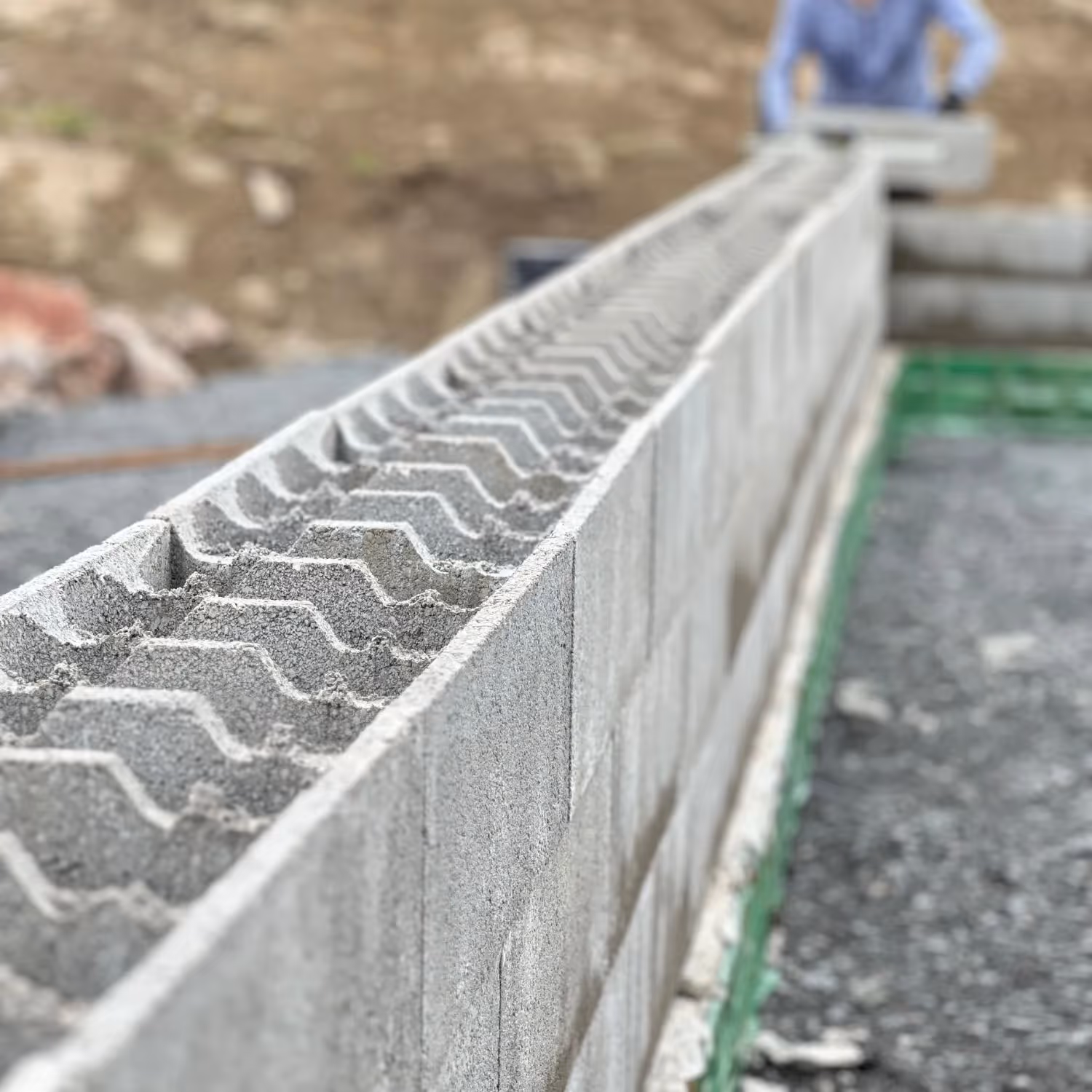 HB-Betonin betoninen Valuharkot ladottuna seinäksi rakennustyömaalla