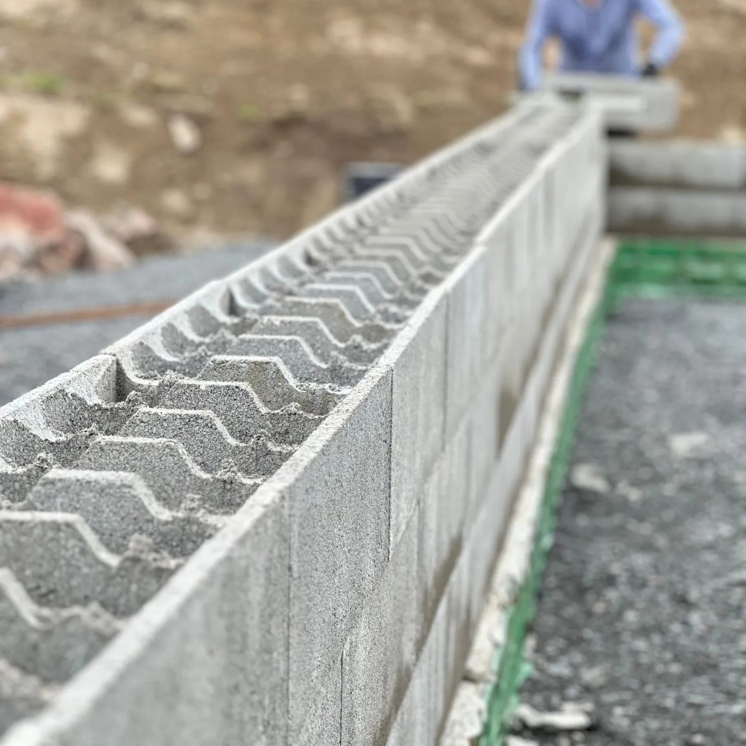 HB-Betonin betoninen Valuharkot ladottuna seinäksi rakennustyömaalla