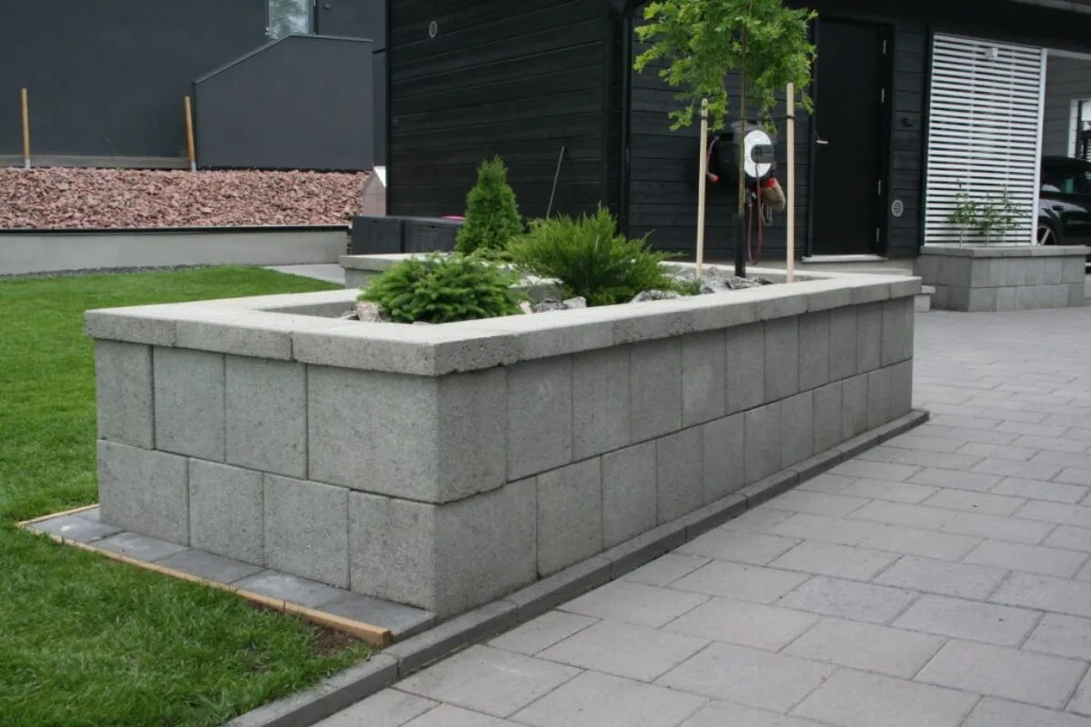 Sileä muurikivi -tuotteilla toteutat tyylikkäät ja toimivat ratkaisut pihaan