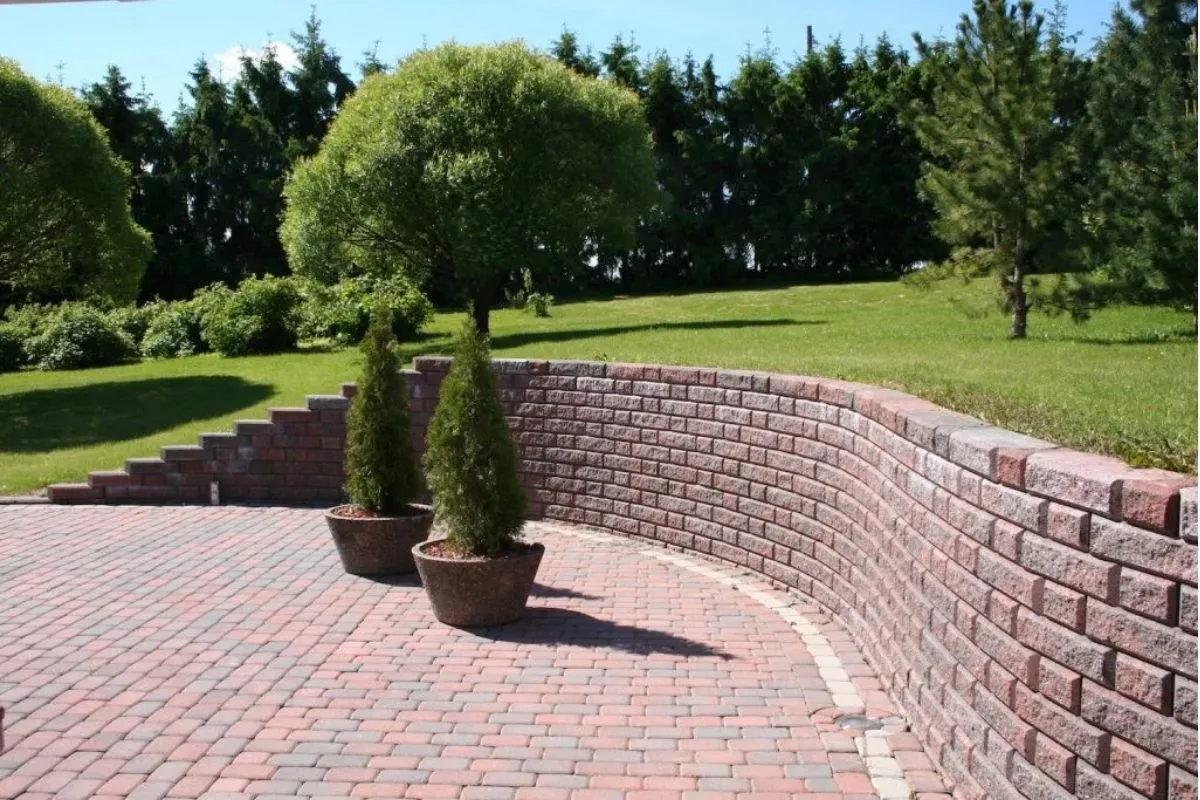 Muurikivet ja muurin rakentaminen – vinkit pohjatöiden tekoon