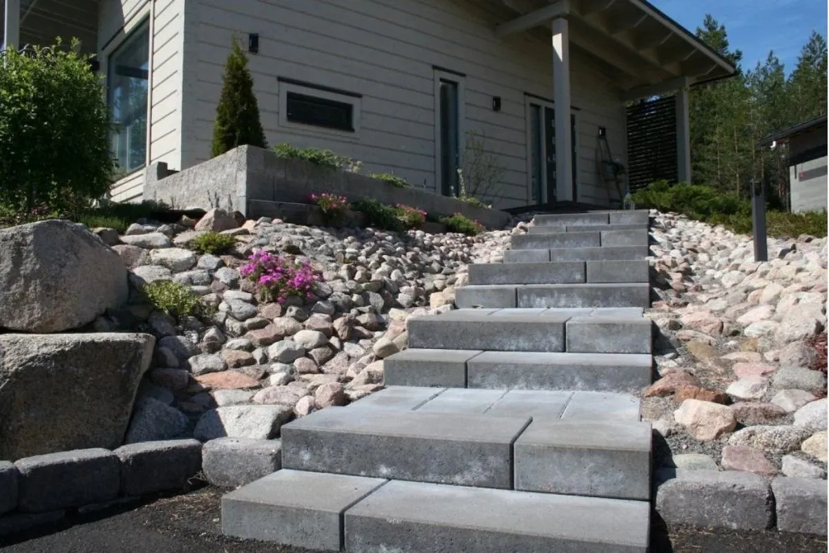 Näin rakennat pihan portaat porraskivistä