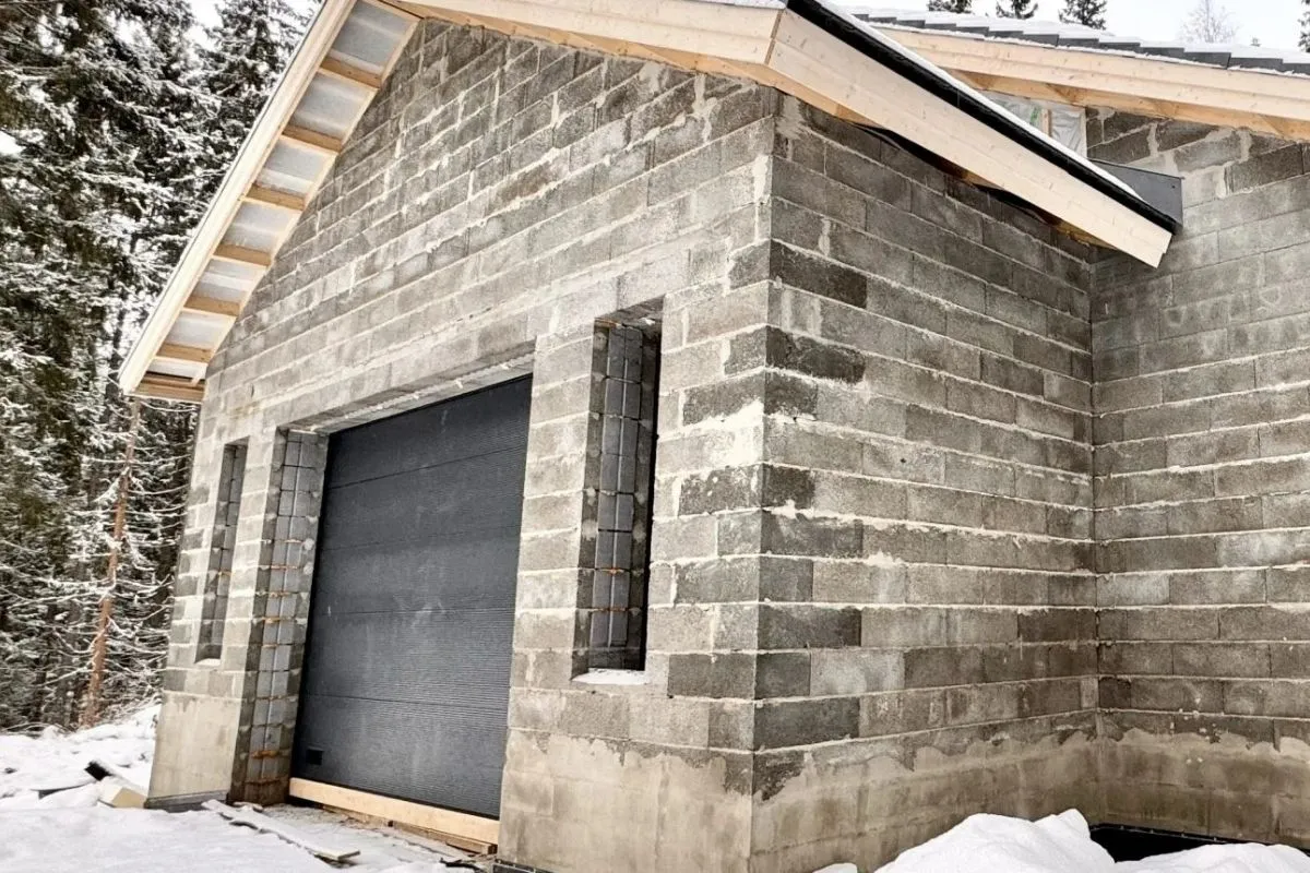 Varastorakennuksen suunnittelu ja toteutus HB-eristeharkkojen avulla