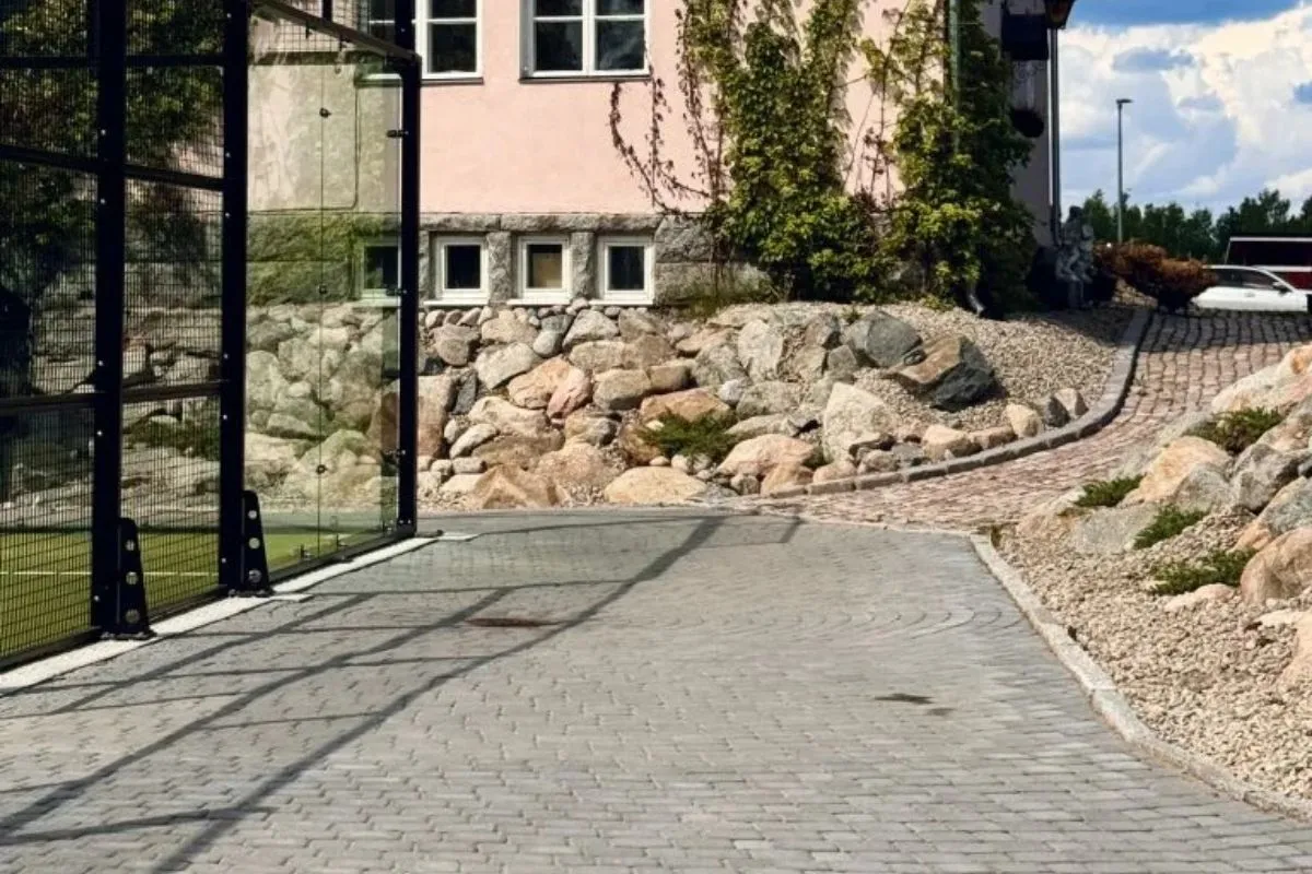 Näyttävä pihakivetys vanhaan pihapiiriin HB:n perinnekivien avulla