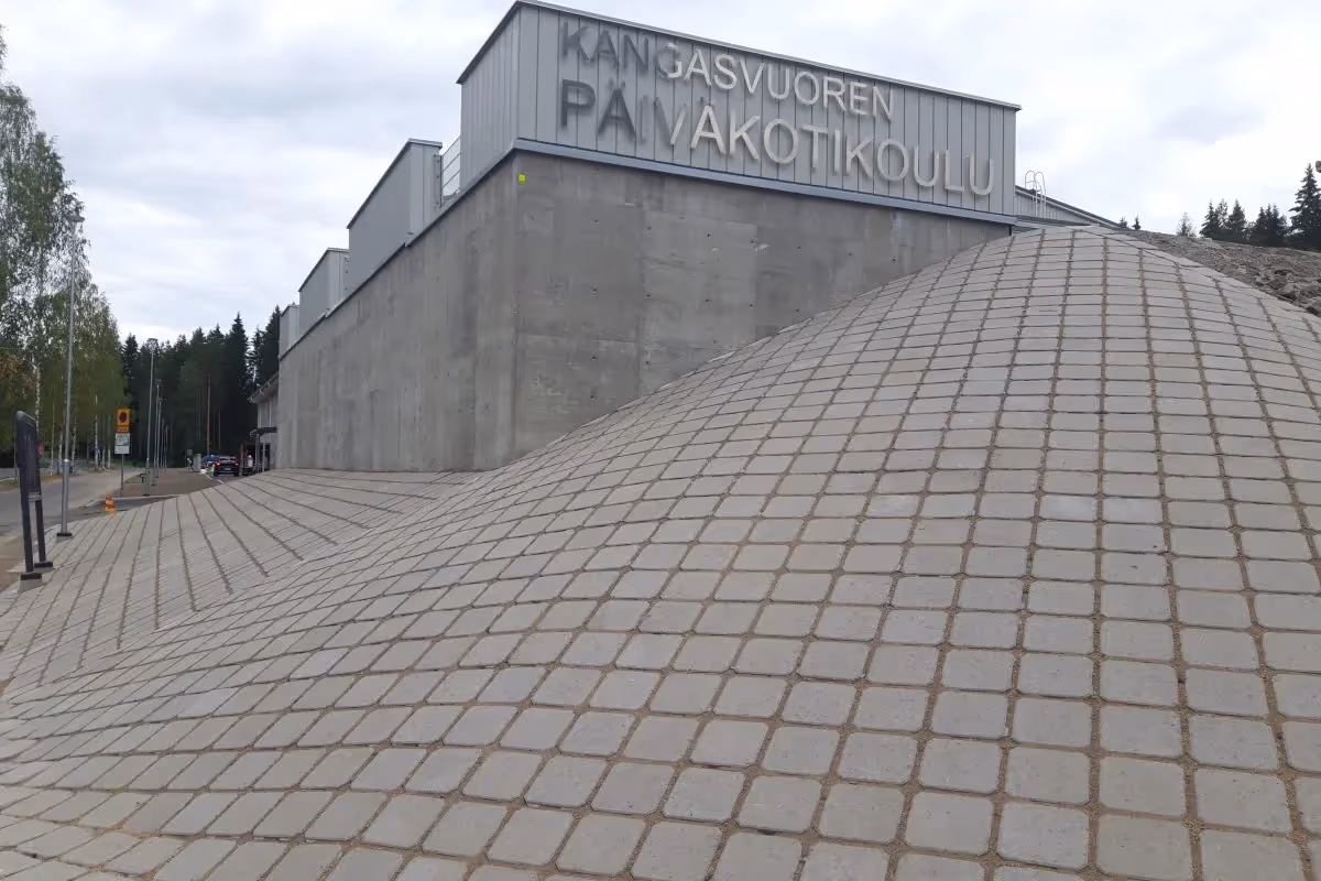 HB-Betonin harmaat Hulelaatat ladottuna pihaan