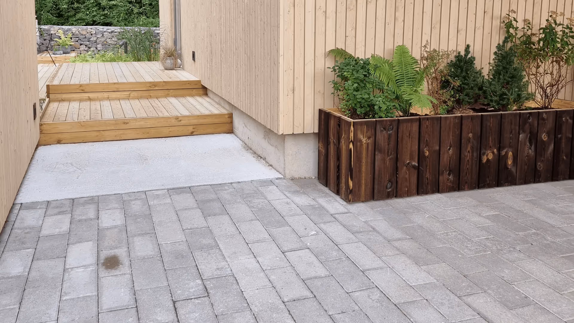 Villa Suojan etupiha ja HB-Betonin torikivi