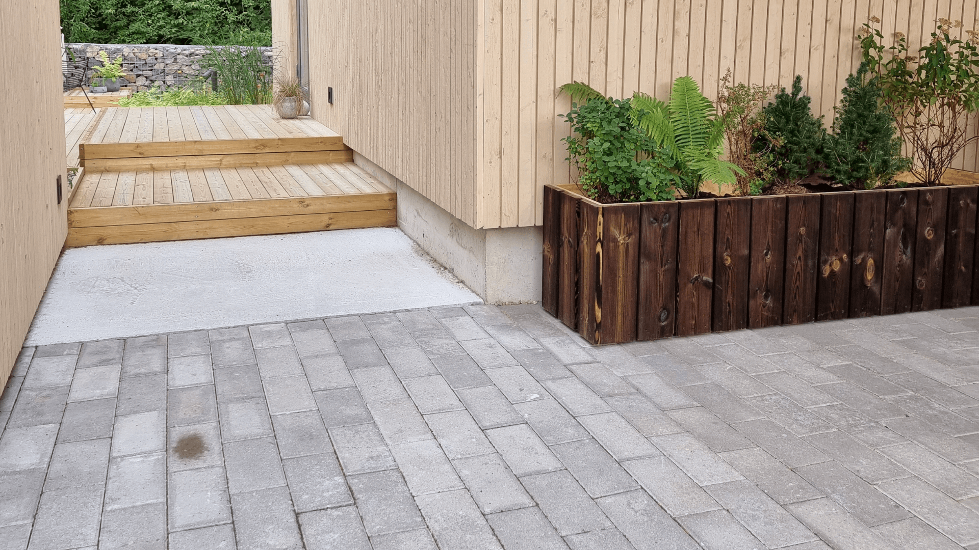 Villa Suojan etupiha ja HB-Betonin torikivi