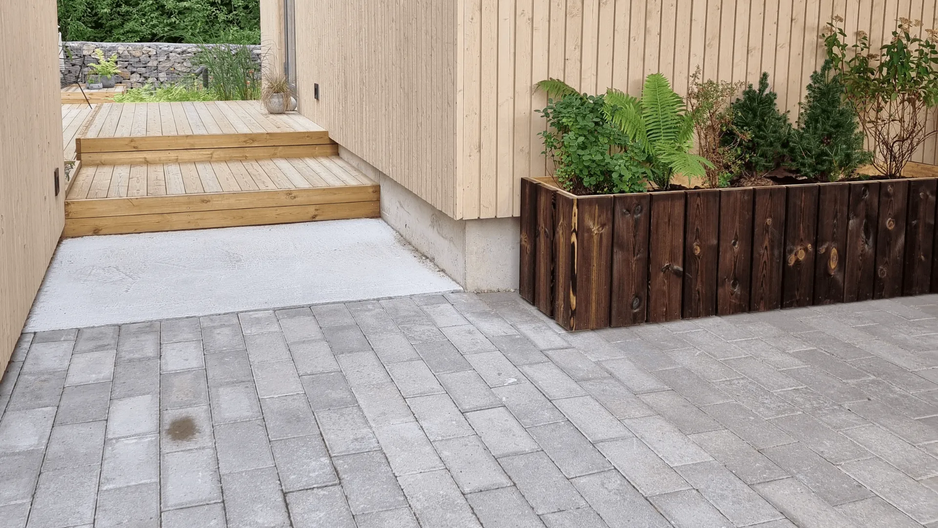 Villa Suojan etupiha ja HB-Betonin torikivi