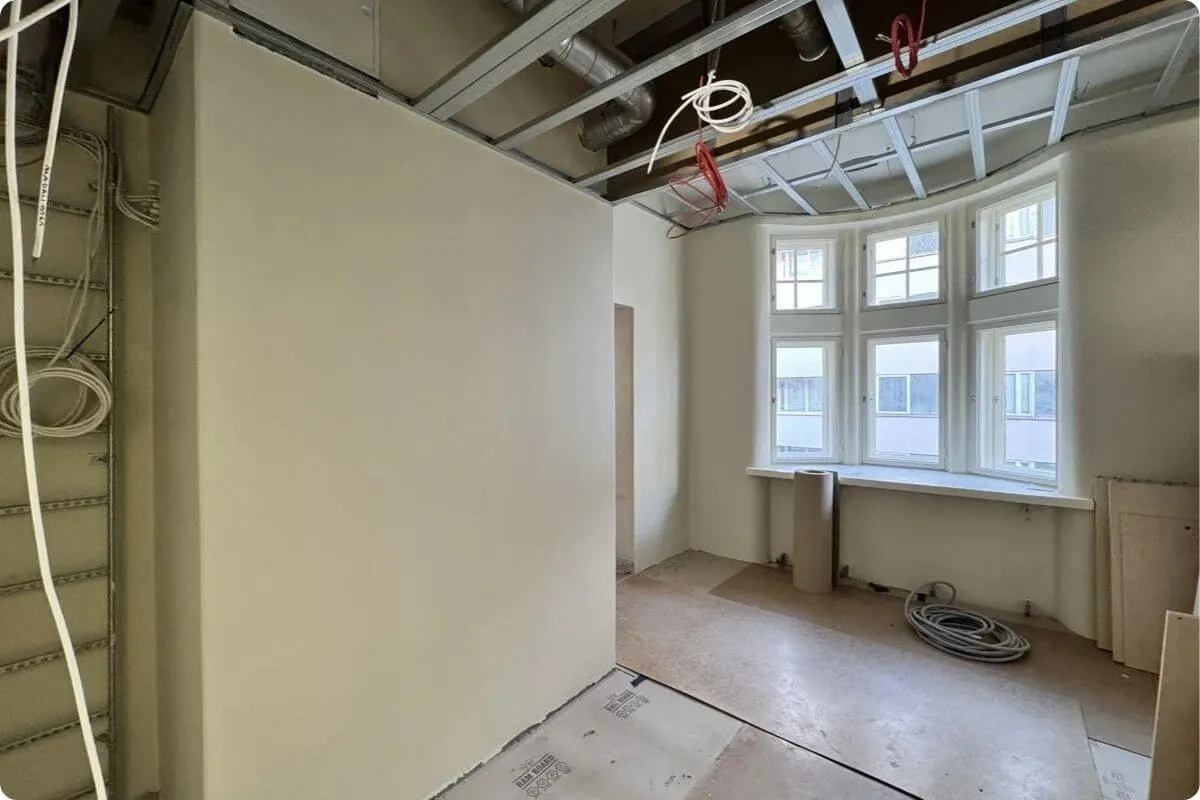 Merimiehenkadun koulun peruskorjaus, HB-Priima väliseinäharkot työmaalla