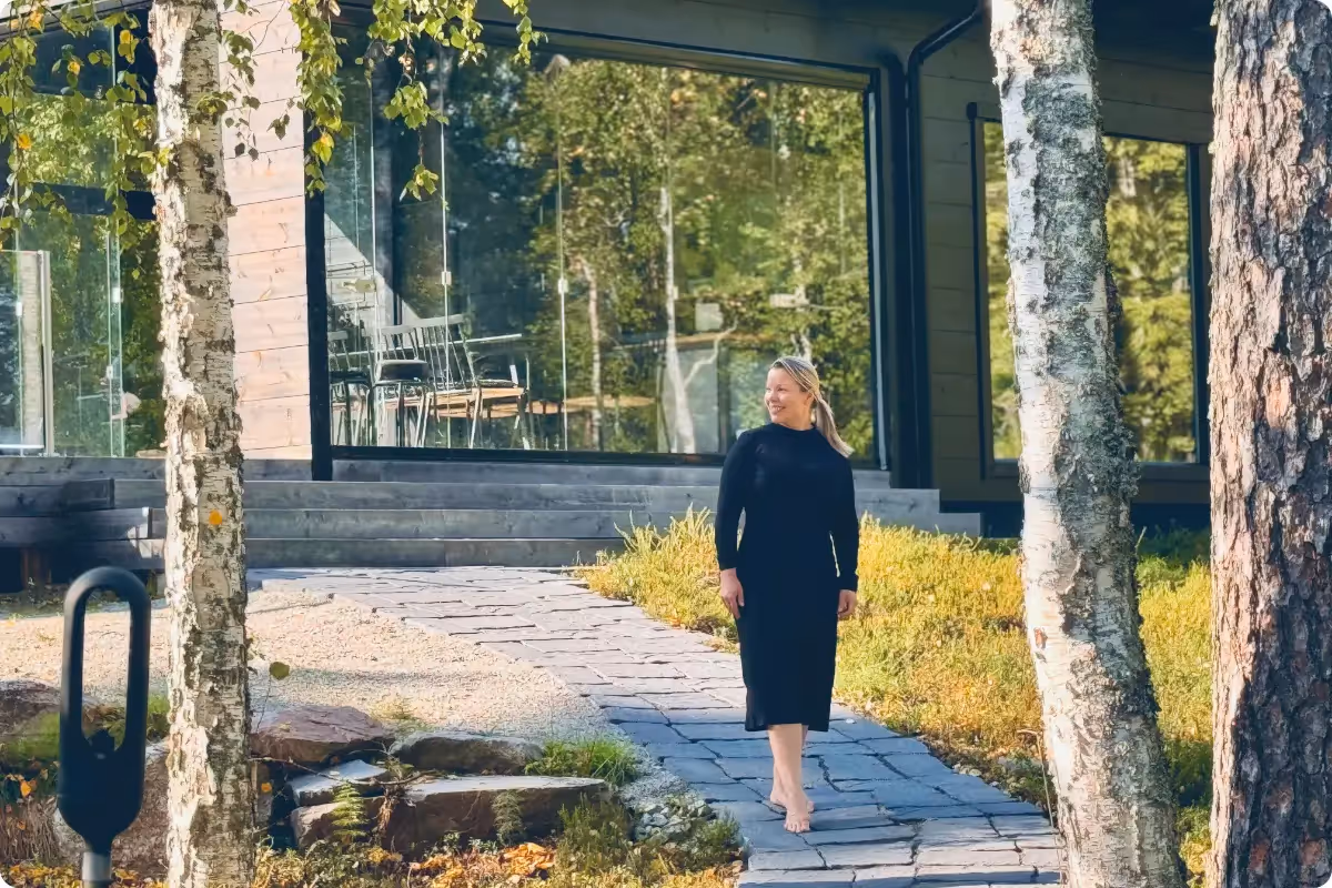 Modernisti Kodikas Kertty Pylvänäinen ja HB-Betonin kalliokivi pihalaatat.