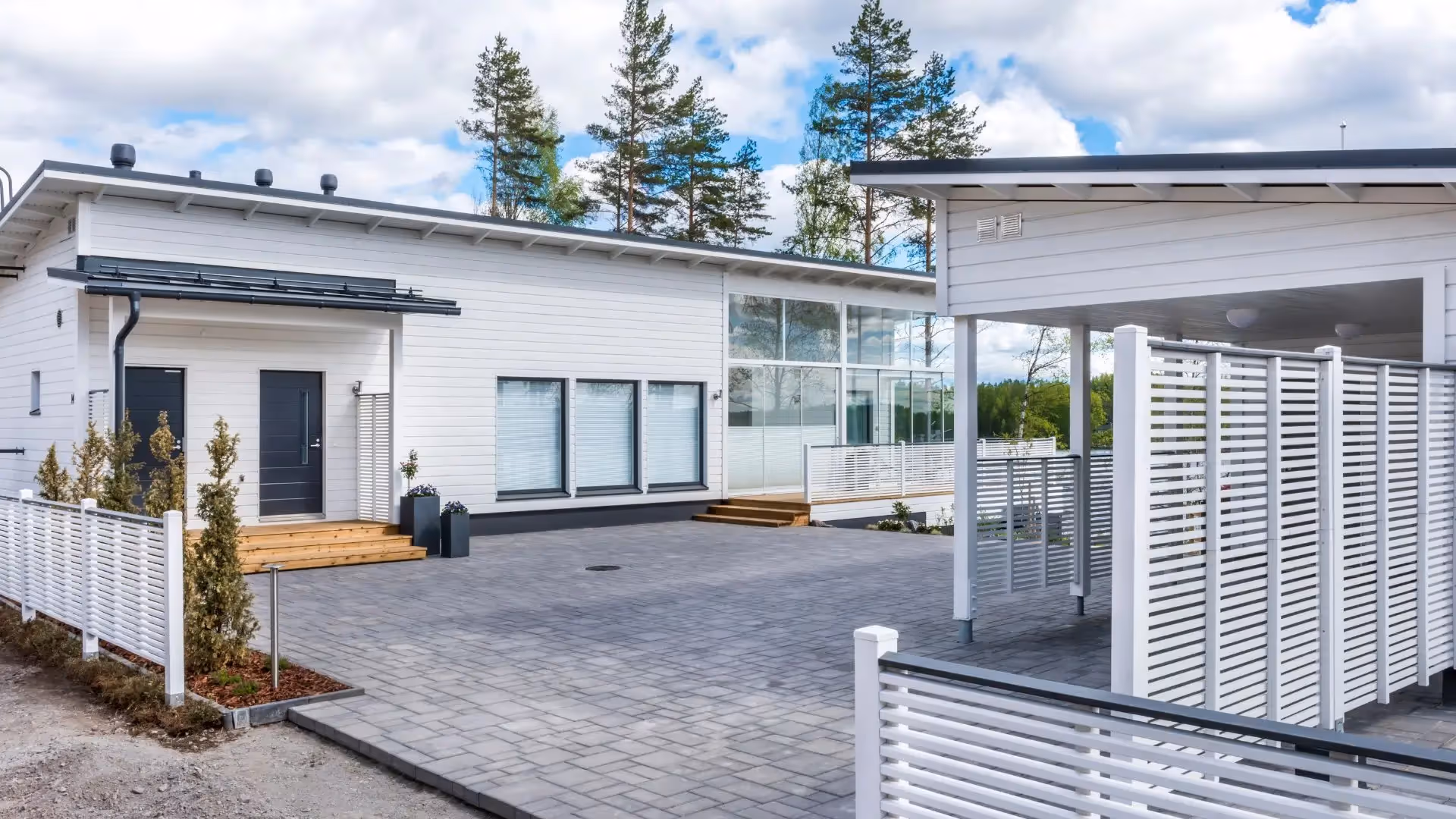HB-Betonin roomalaiset pihakivet modernilla piha-alueella elävällä ladonnalla