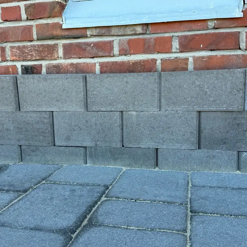 Aitakivestä rakennettu pihamuuri