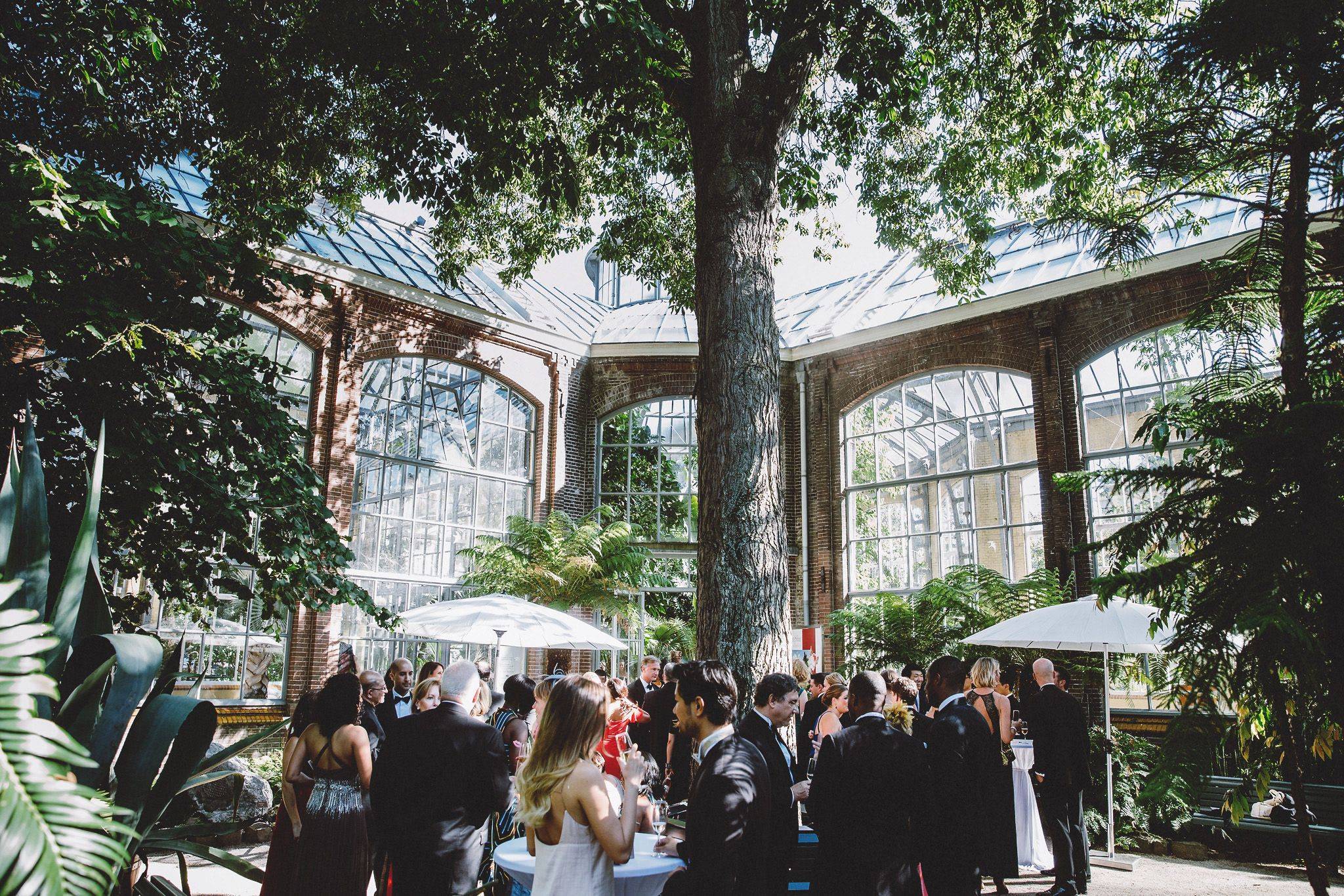 Wedding reception in the garden by the glasshouses of the Hortus Botanicus Amsterdam