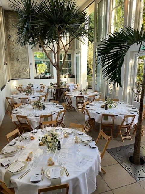 Dinner at round tables in the orangery of the Hortus Botanicus