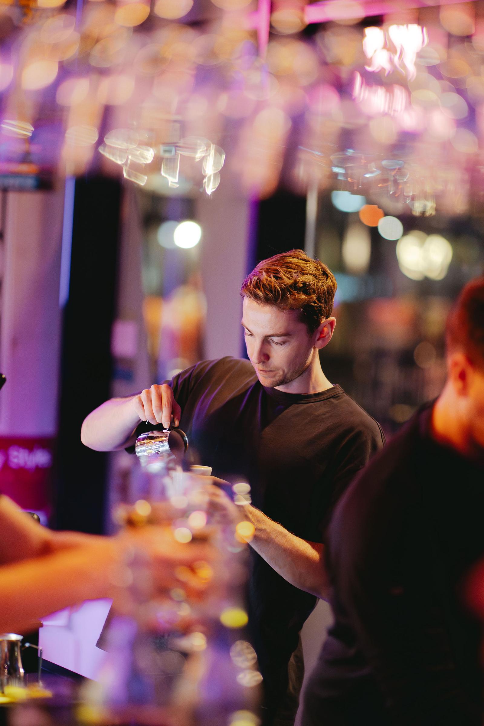 Barista aan de bar van BAUT Backstage