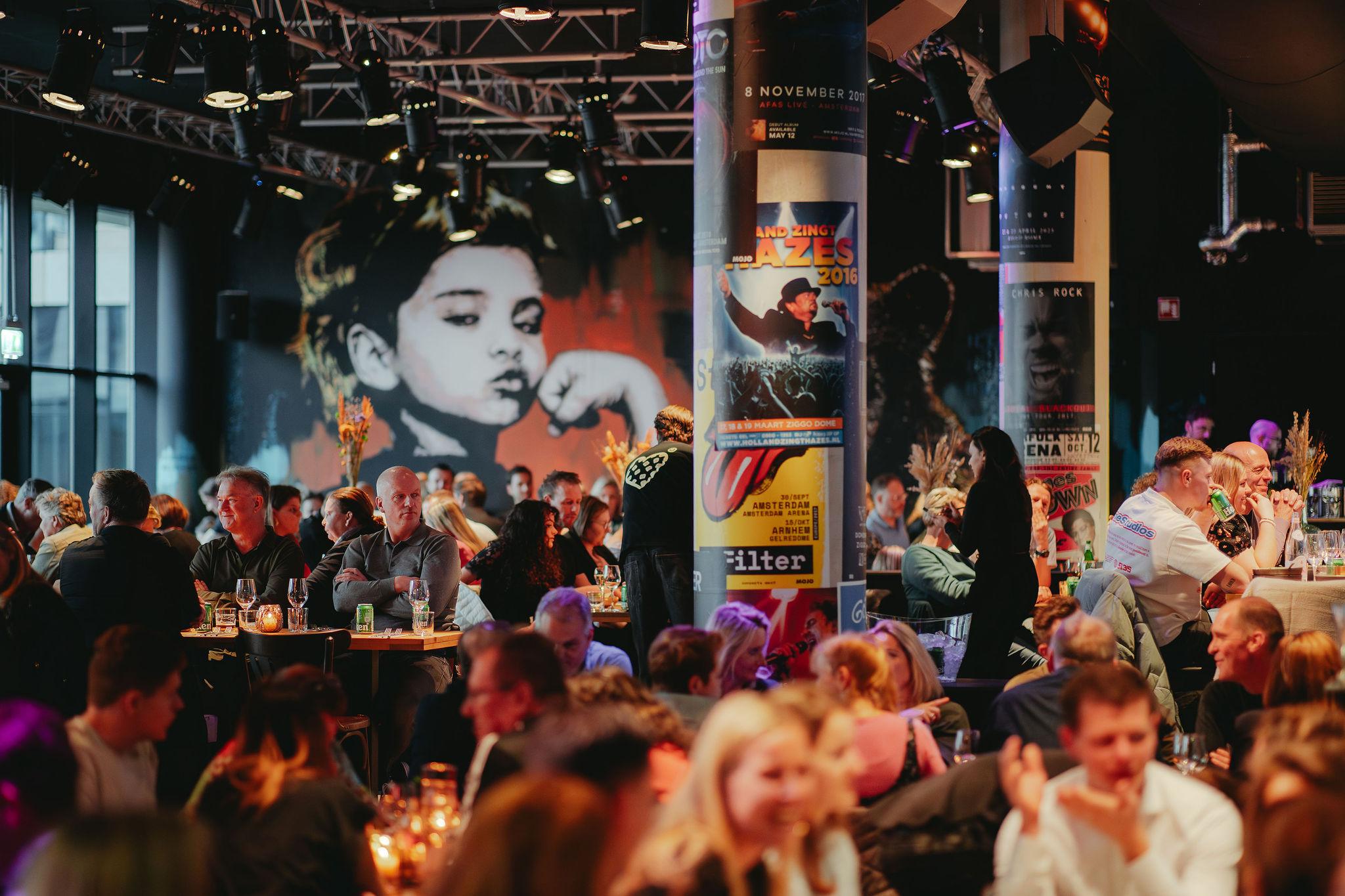 Bedrijfsfeest met diner in de zaal van BAUT Backstage
