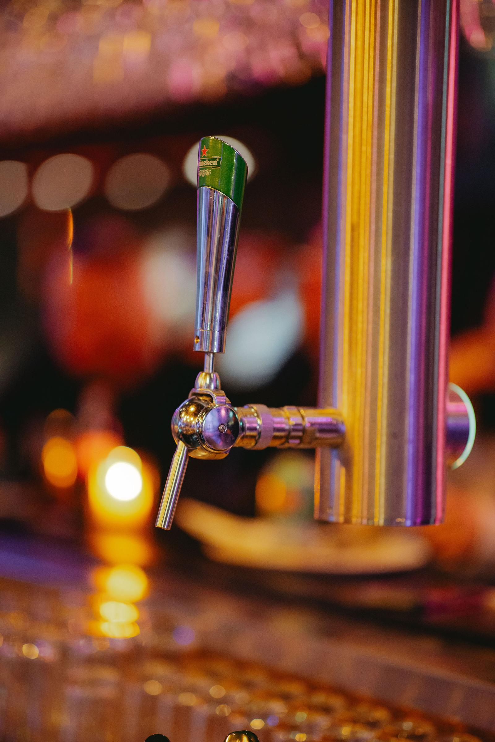 Biertap aan de bar van BAUT Backstage