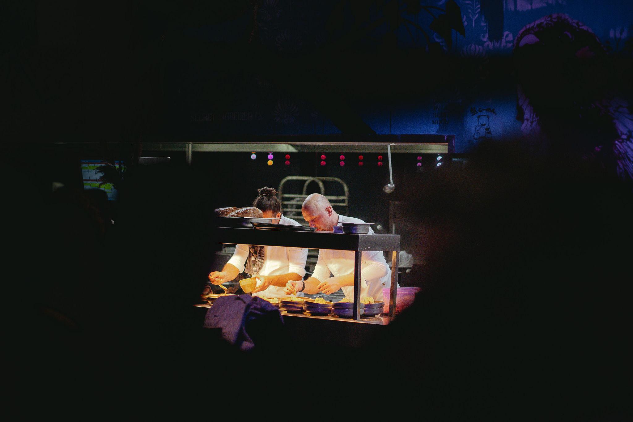 Chefs aan het werk in de open keuken van BAUT Backstage