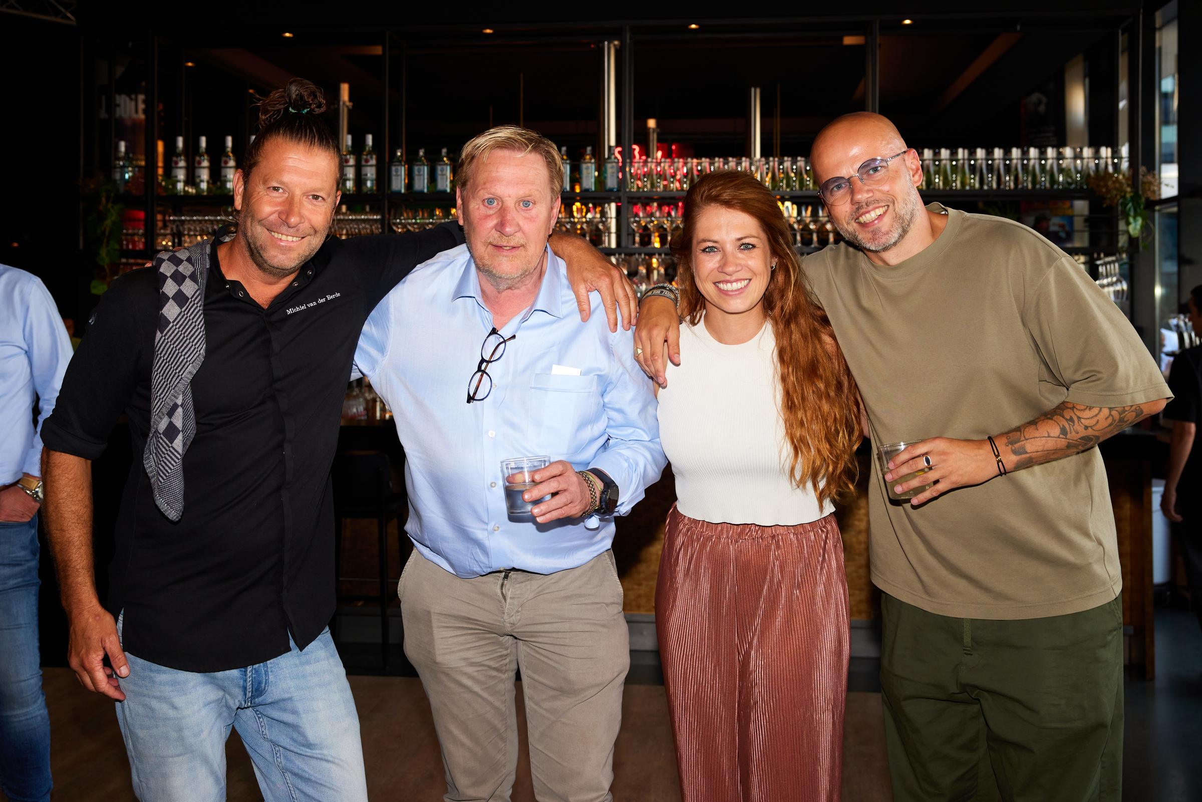 Gasten met cocktails op het terras van BAUT Backstage