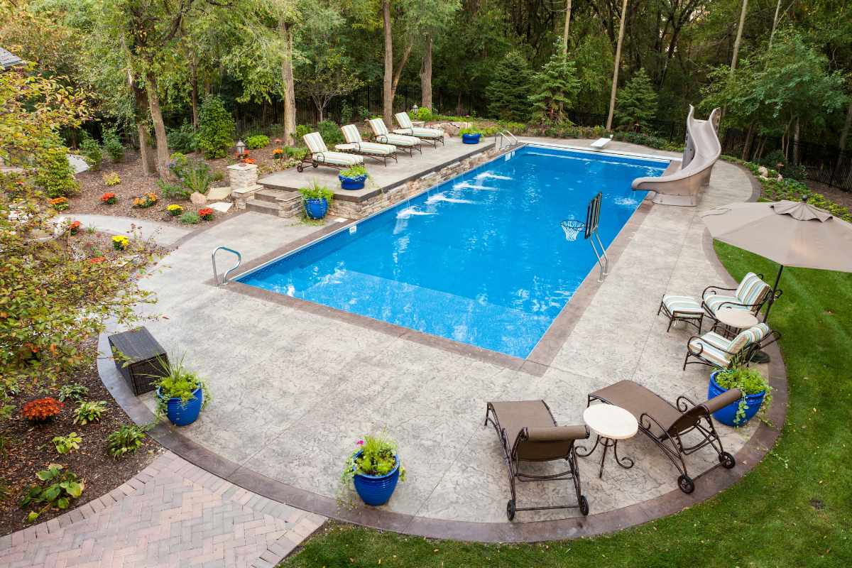 Custom concrete curbing