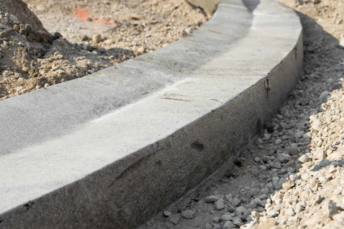 Benefits of Custom Concrete Curbing for Landscaping