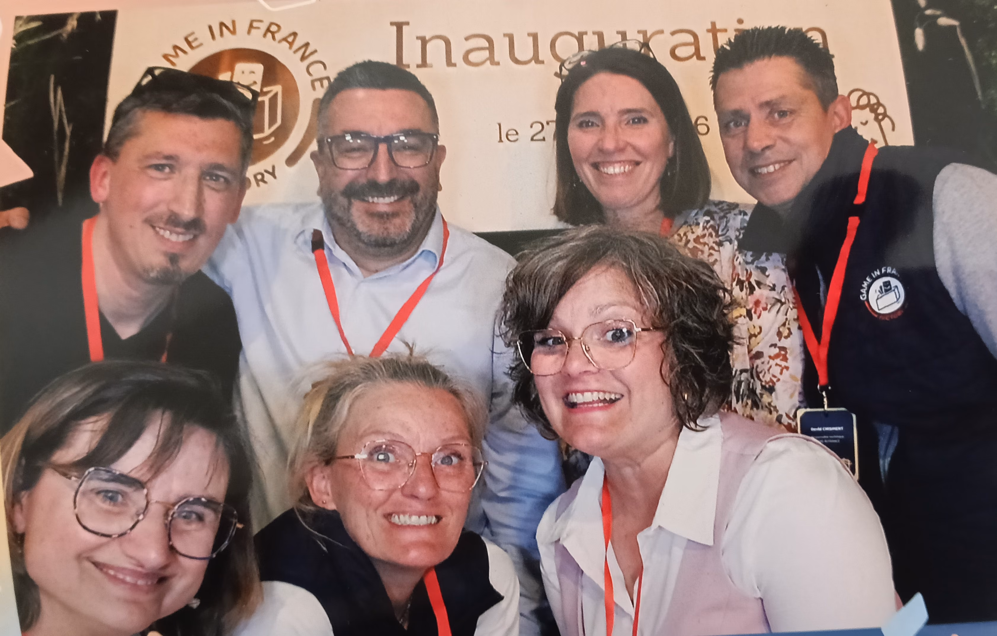Un groupe des employés Game in France lors de l'inauguration de l'usine