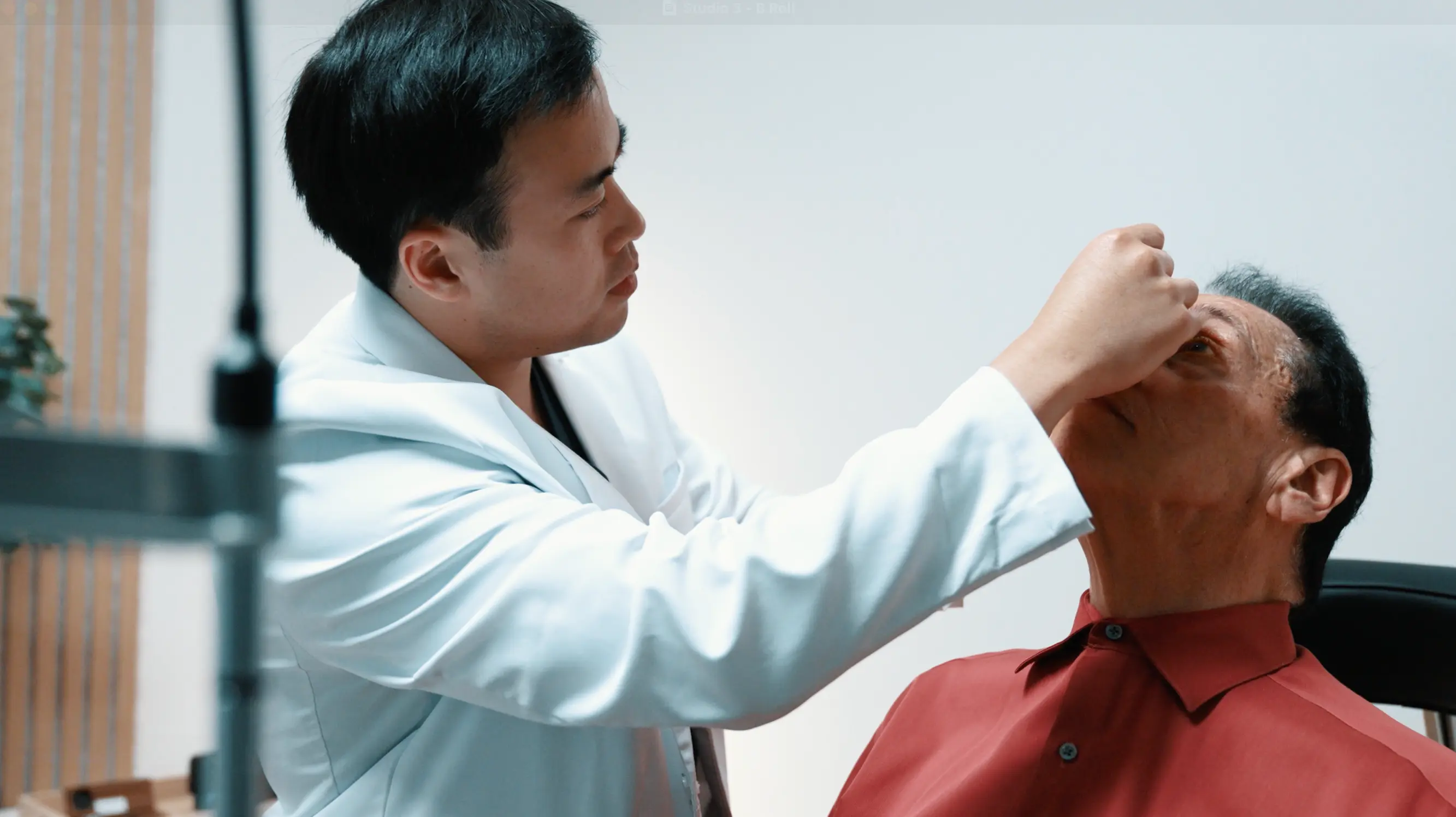 Dr. Jeffrey Tran performing macular degeneration evaluation at Stratus Eye in Suwanee, GA